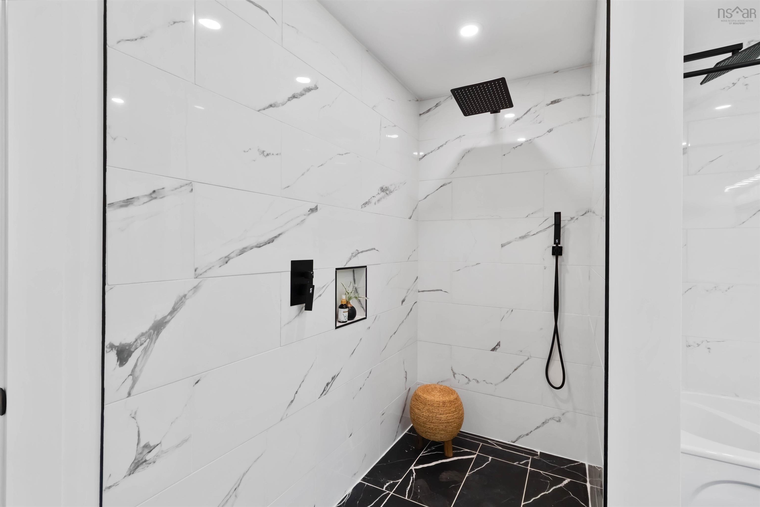 $724,900.00: 16 Compass Cove Court, Fox Point