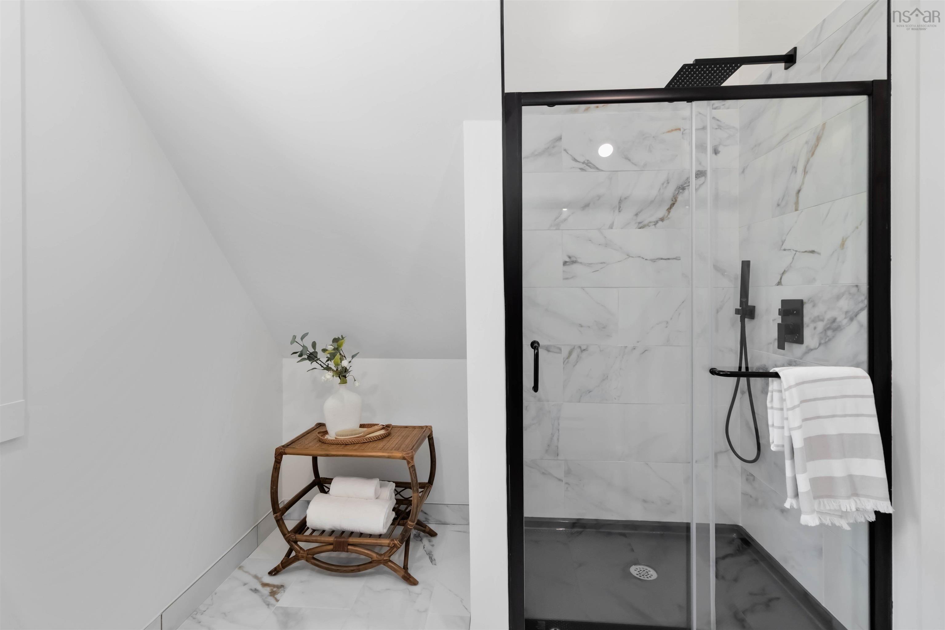 $724,900.00: 16 Compass Cove Court, Fox Point