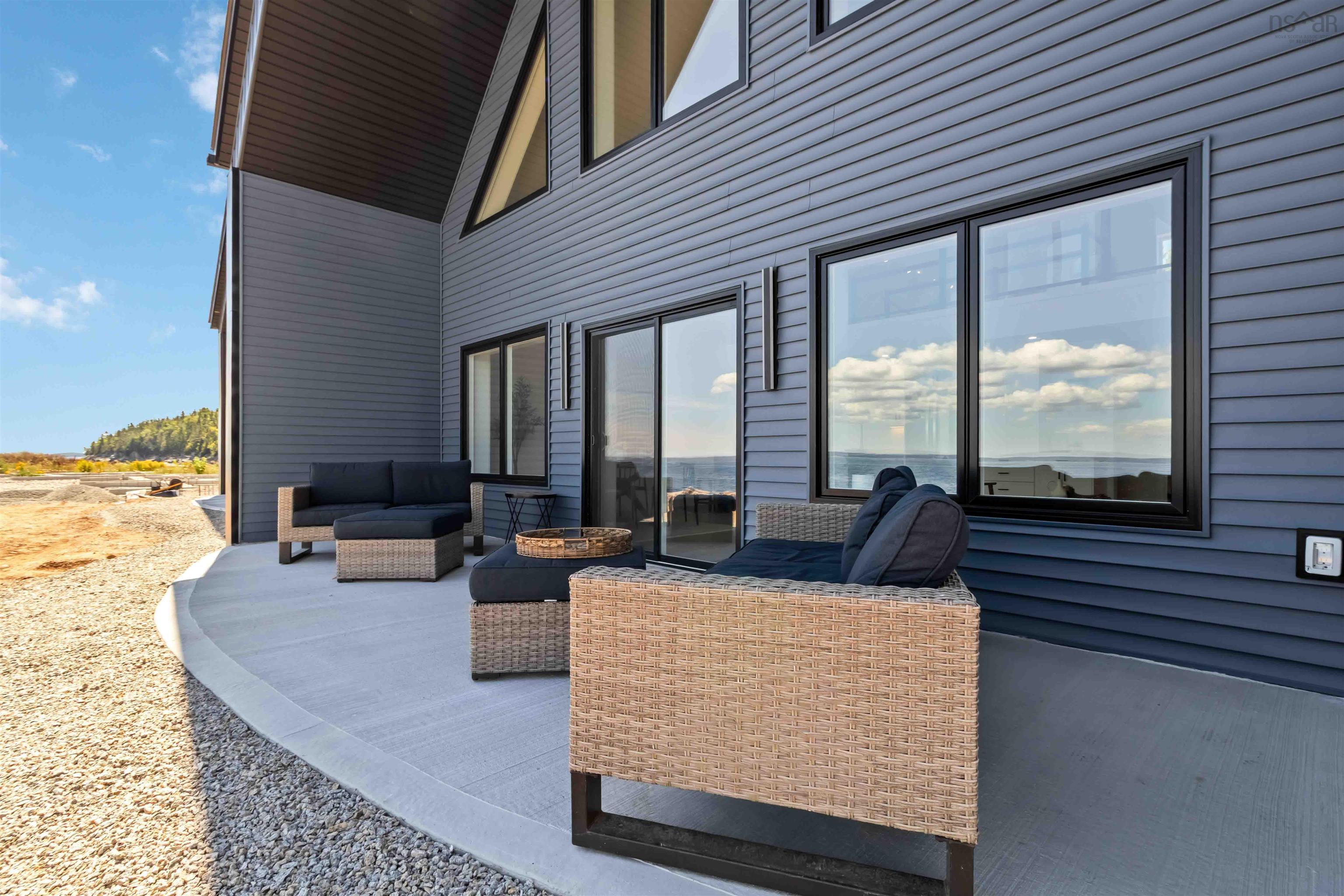 $724,900.00: 16 Compass Cove Court, Fox Point