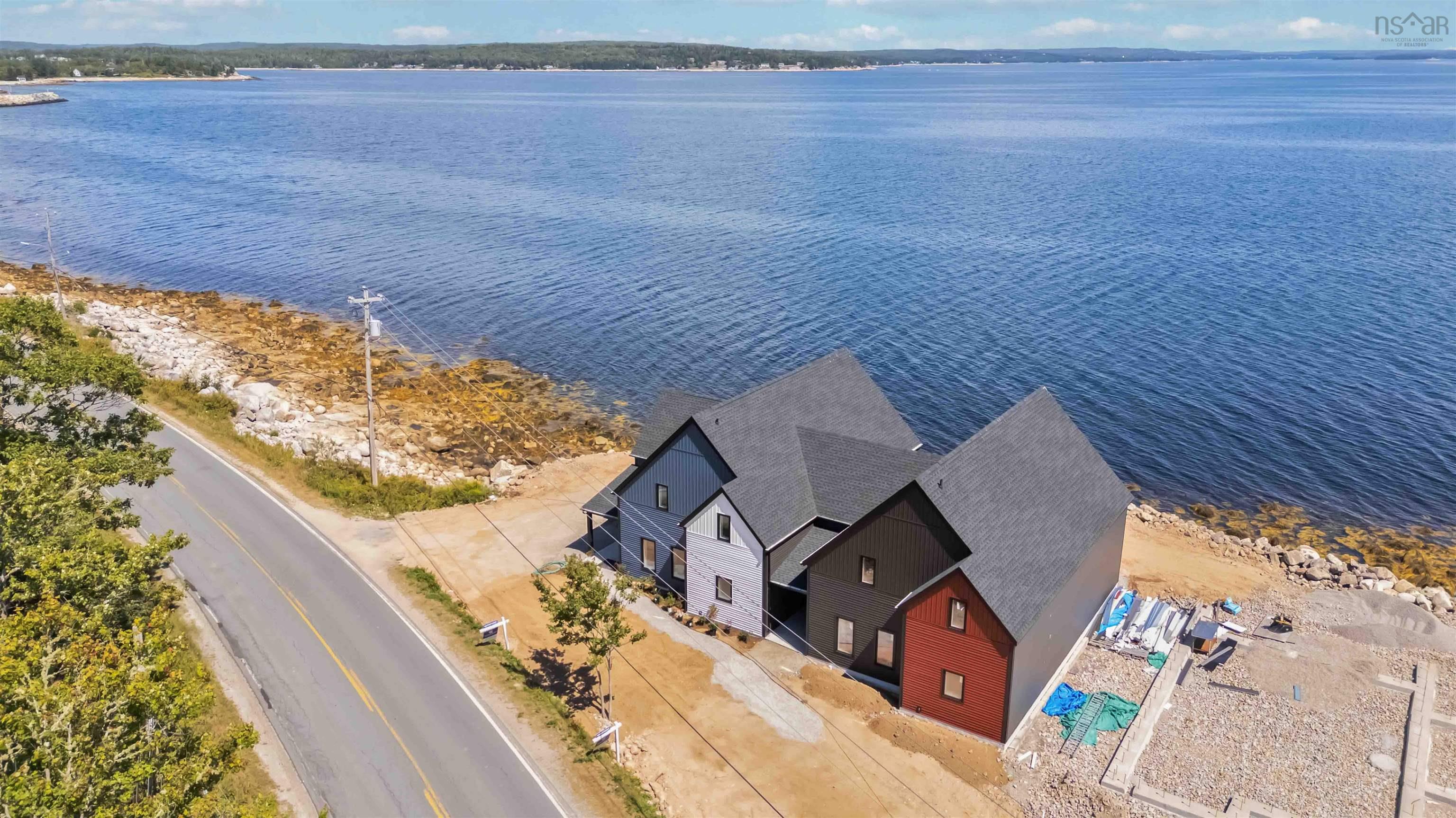 $724,900.00: 16 Compass Cove Court, Fox Point