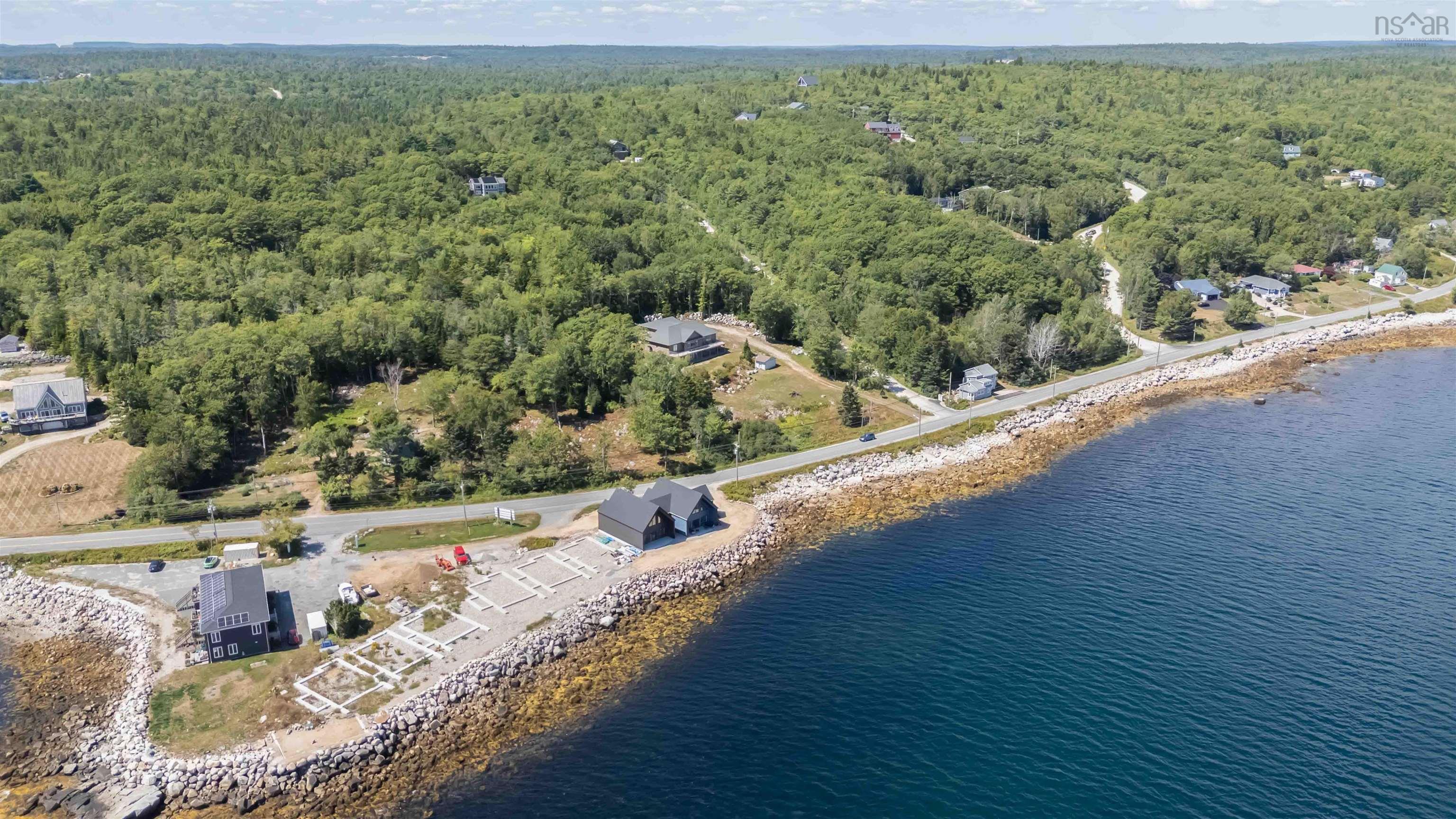 $724,900.00: 16 Compass Cove Court, Fox Point