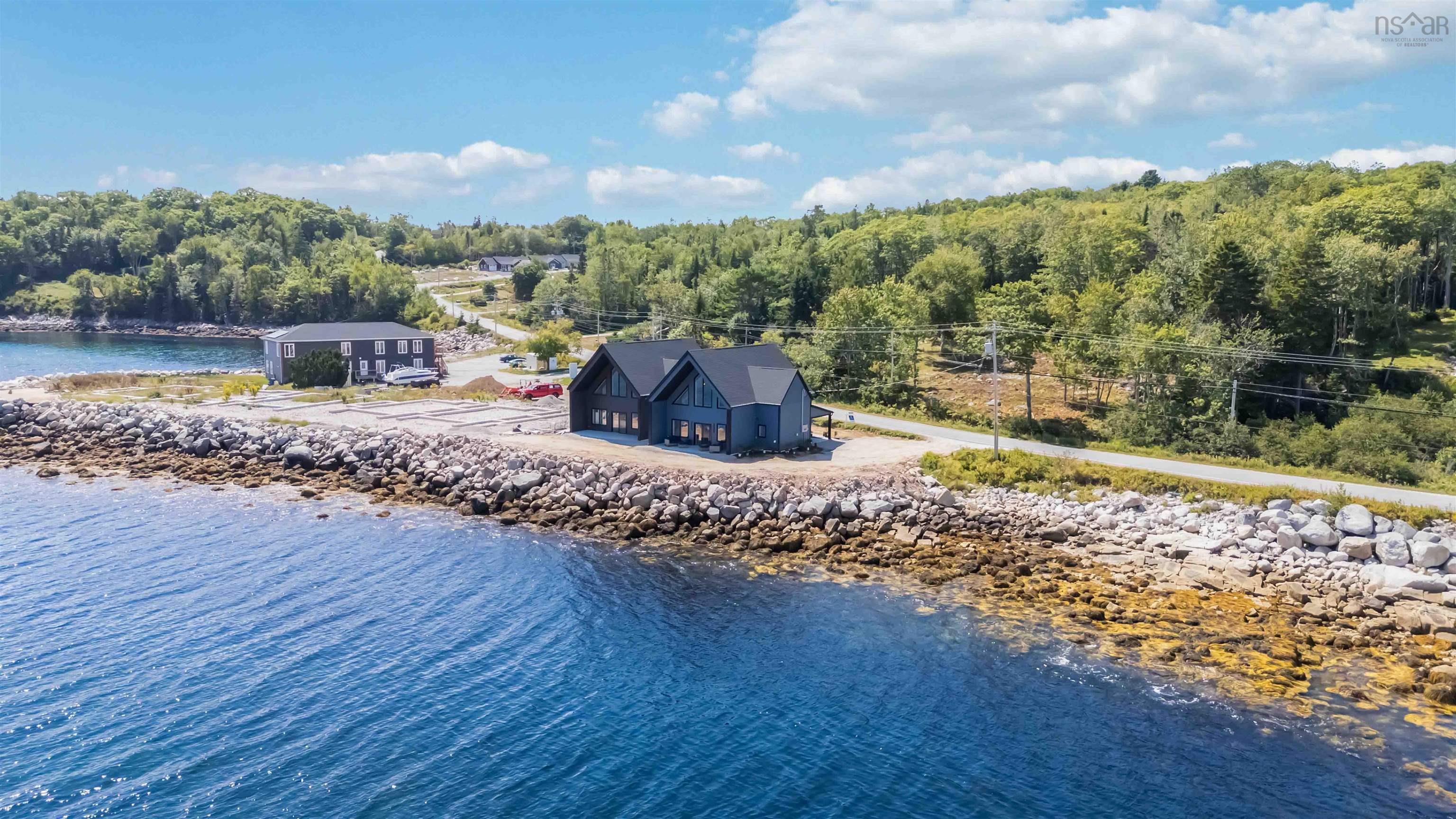 $724,900.00: 16 Compass Cove Court, Fox Point