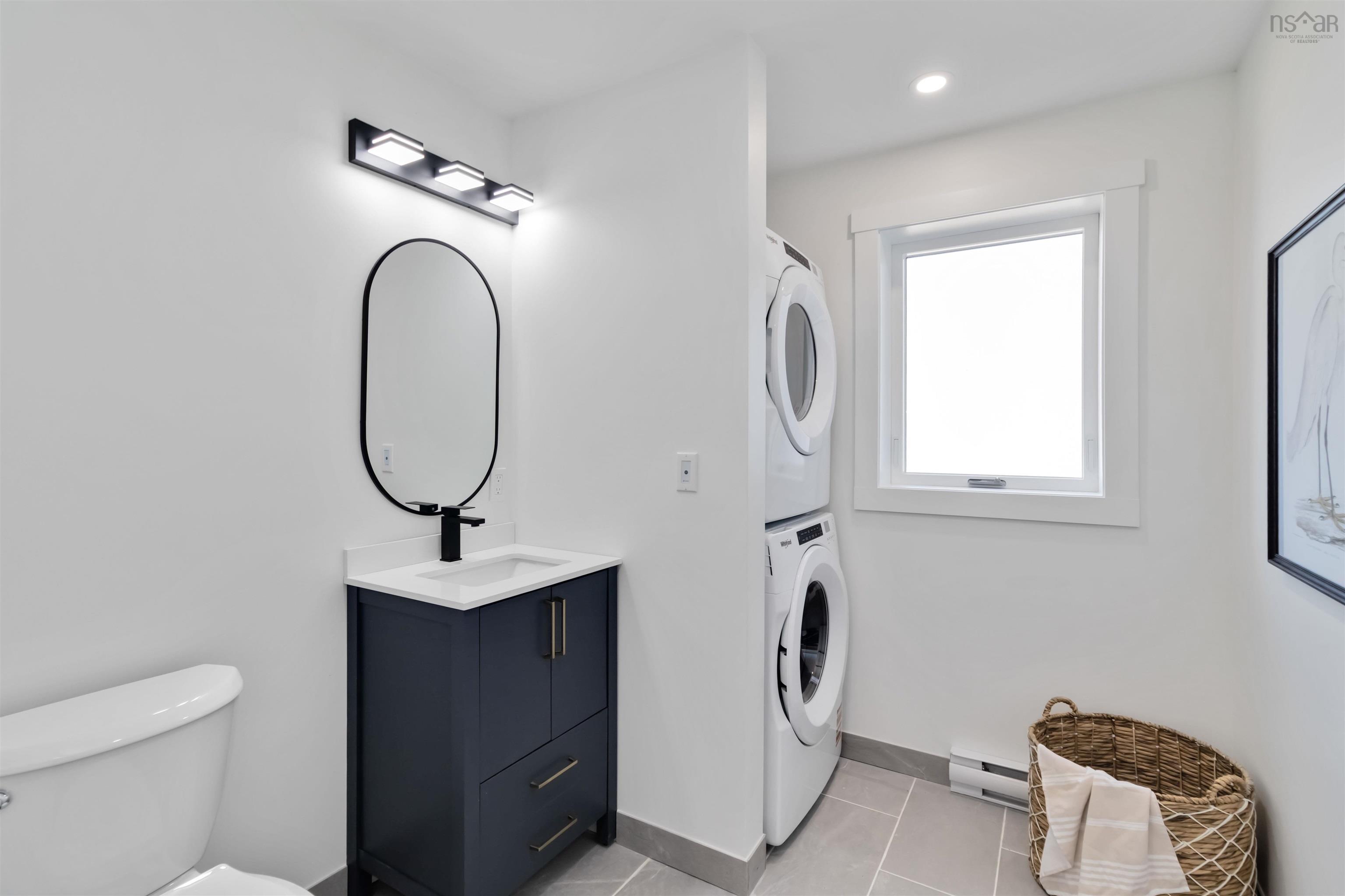 $724,900.00: 16 Compass Cove Court, Fox Point