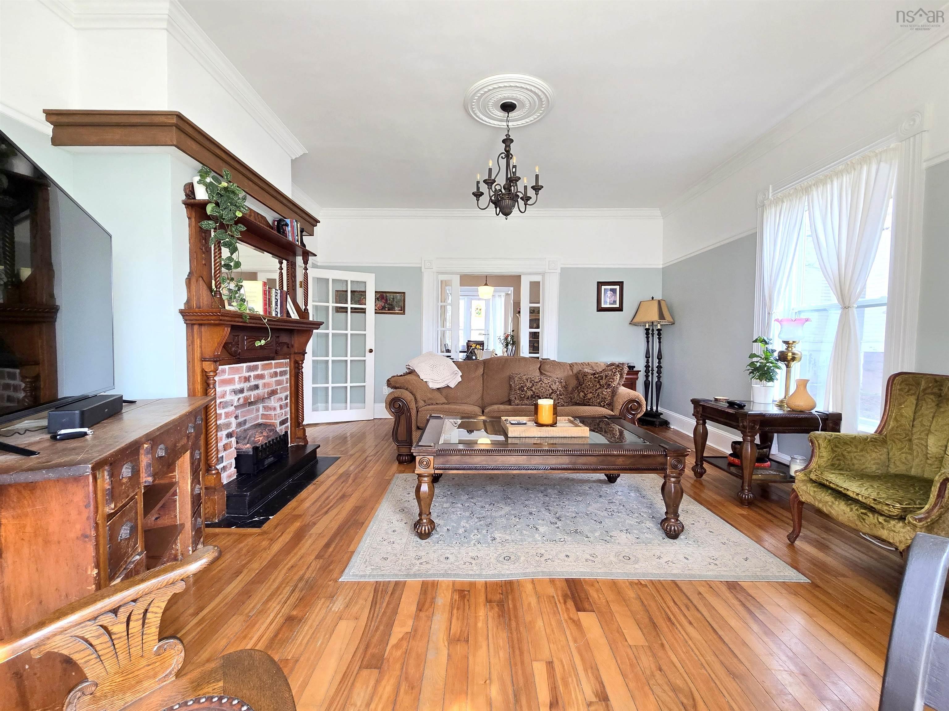 $629,900.00: 179-181 East Victoria Street, East Amherst