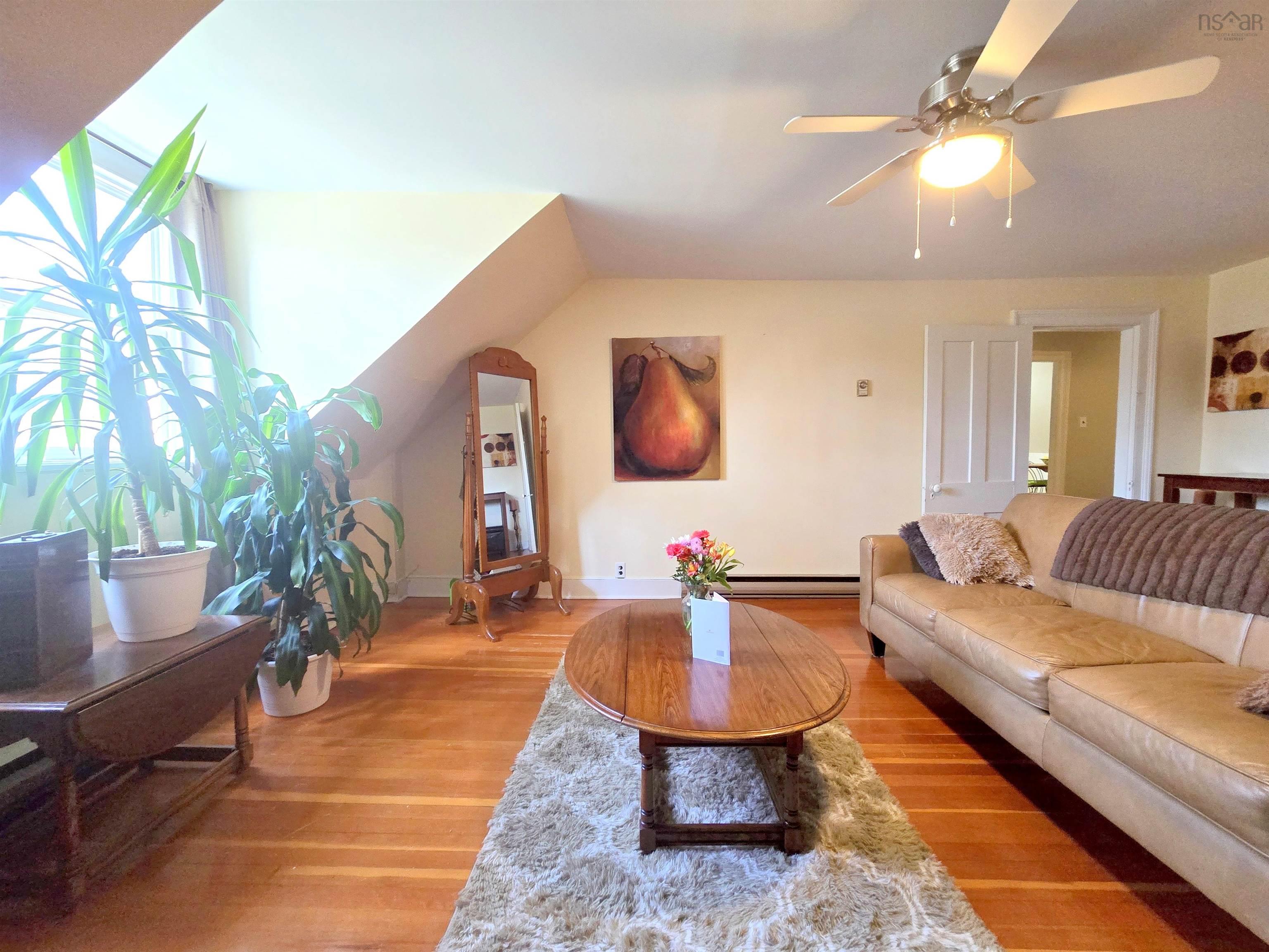 $629,900.00: 179-181 East Victoria Street, East Amherst
