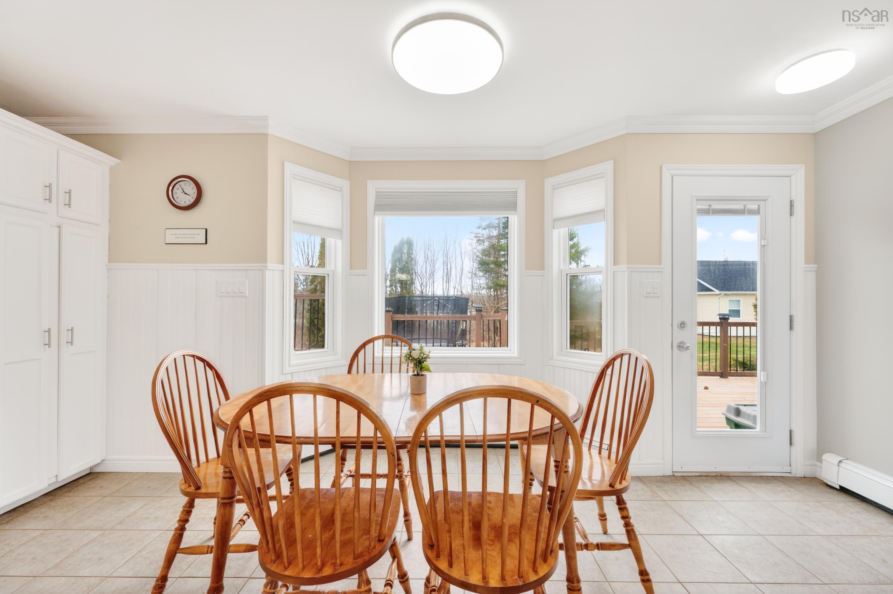 $529,900.00: 10 Amberwood Crescent Crescent, Westmount