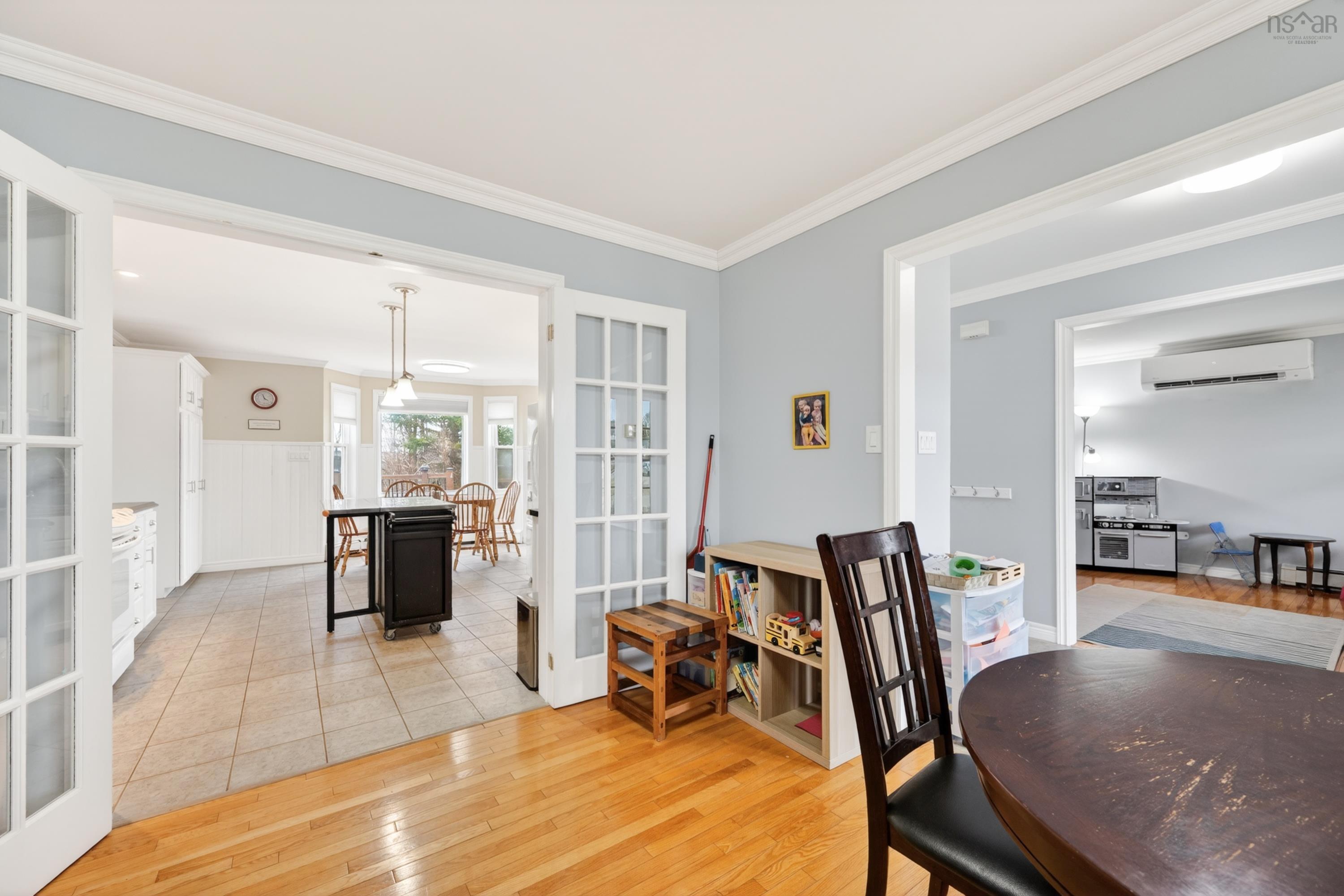 $529,900.00: 10 Amberwood Crescent Crescent, Westmount