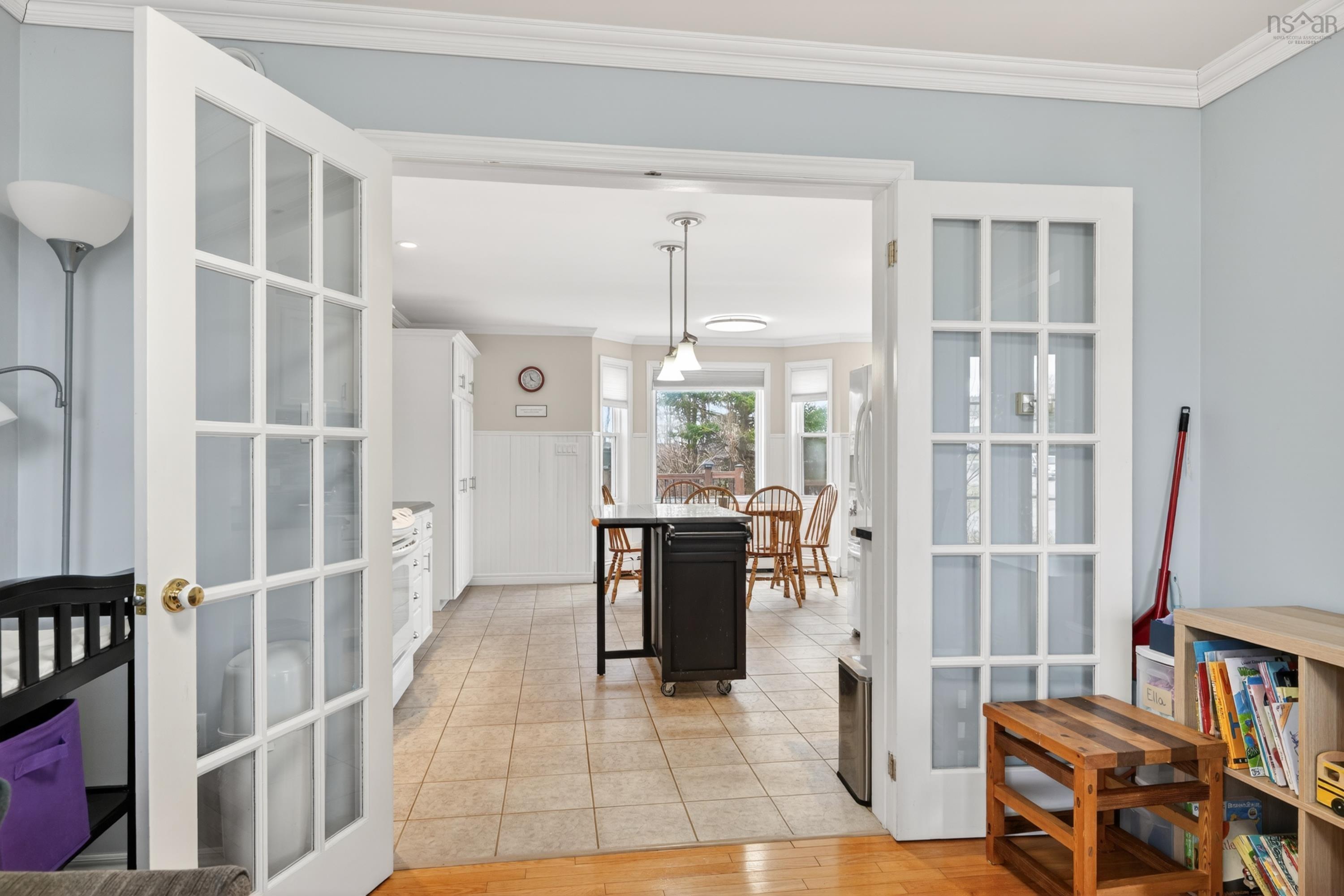 $529,900.00: 10 Amberwood Crescent Crescent, Westmount