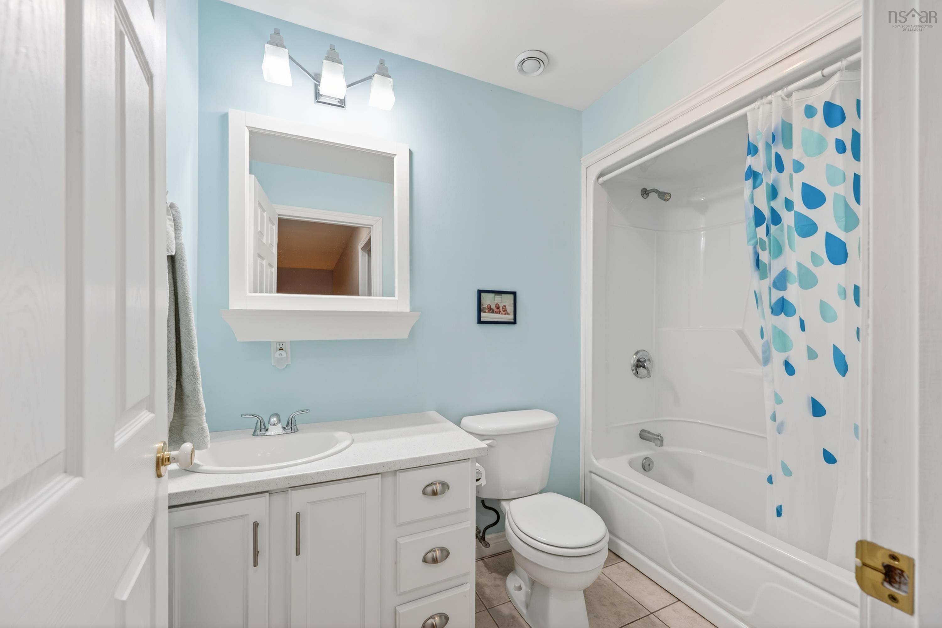 $529,900.00: 10 Amberwood Crescent Crescent, Westmount