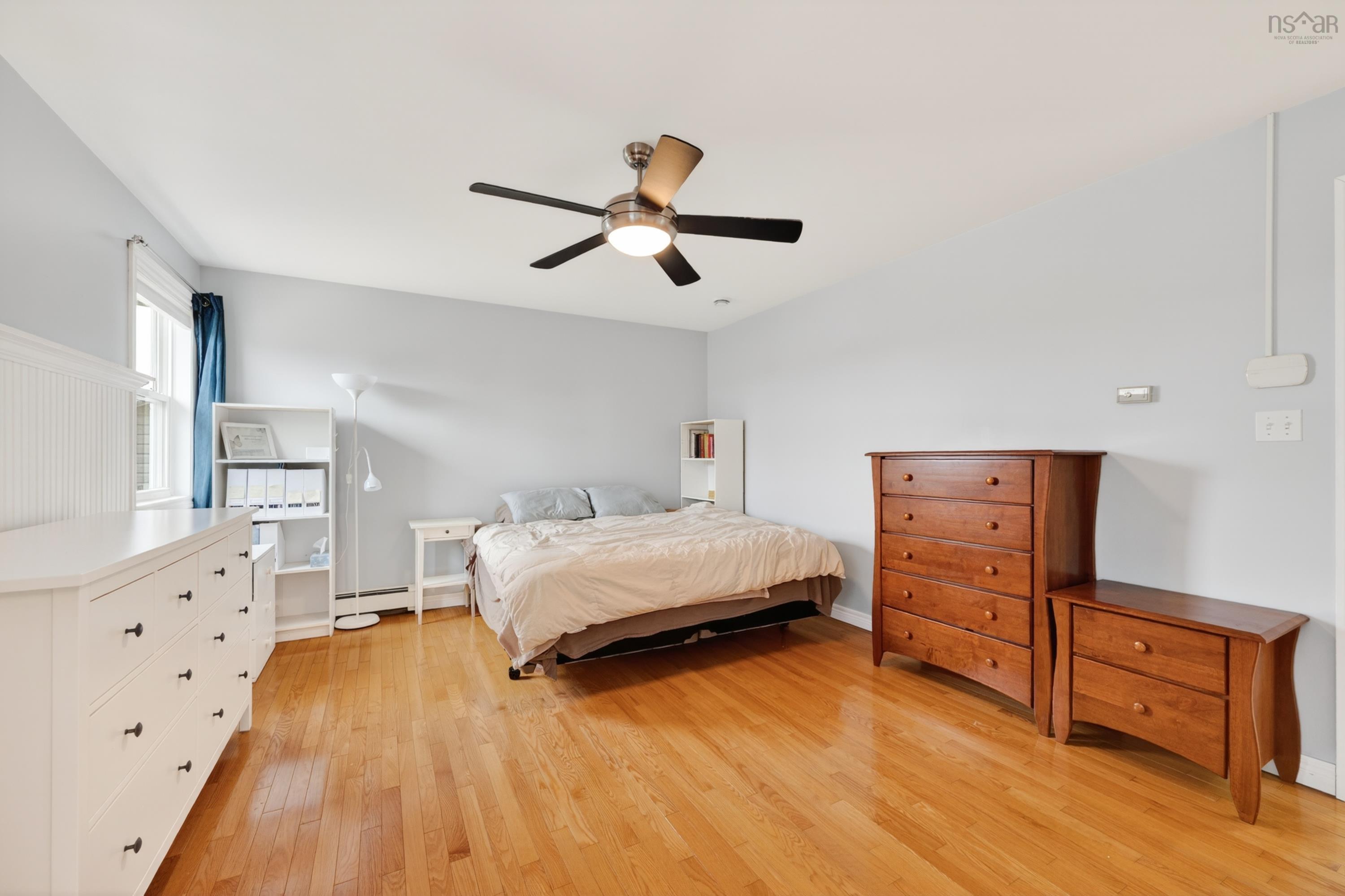 $529,900.00: 10 Amberwood Crescent Crescent, Westmount