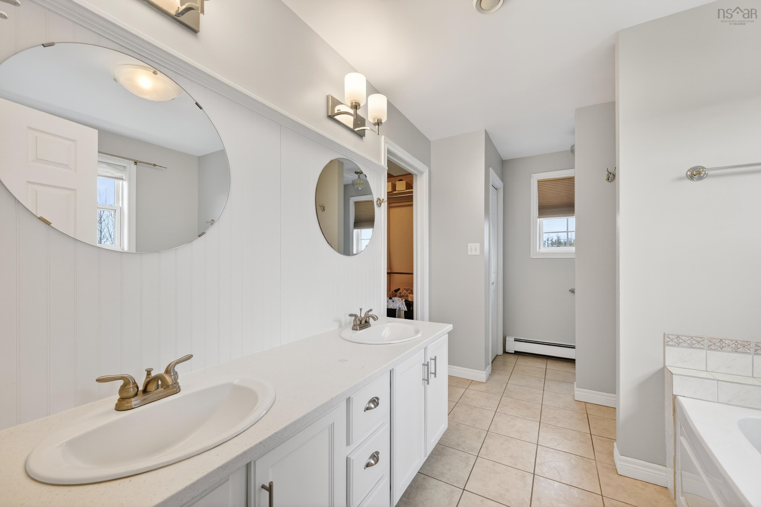 $529,900.00: 10 Amberwood Crescent Crescent, Westmount