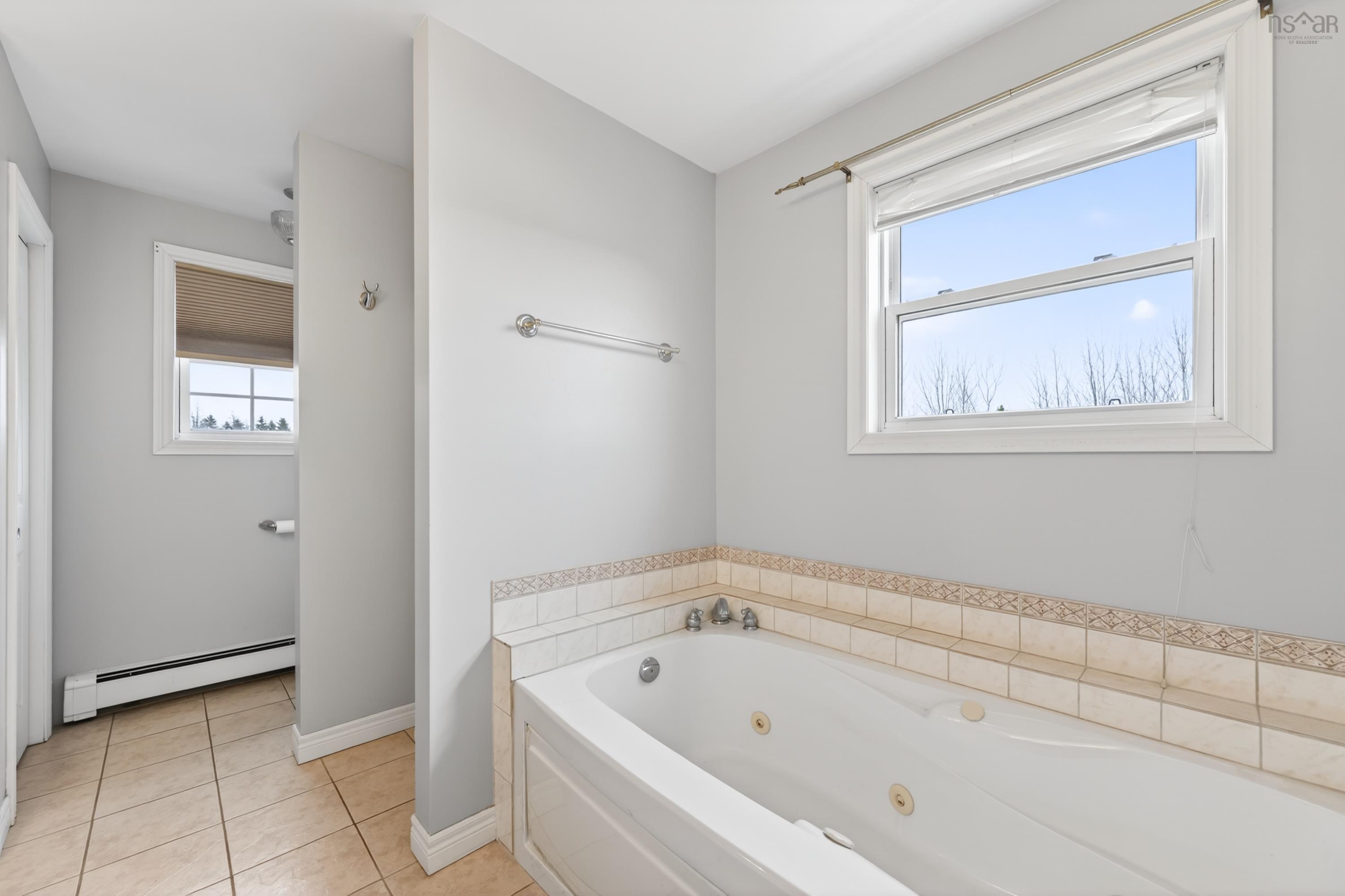 $529,900.00: 10 Amberwood Crescent Crescent, Westmount