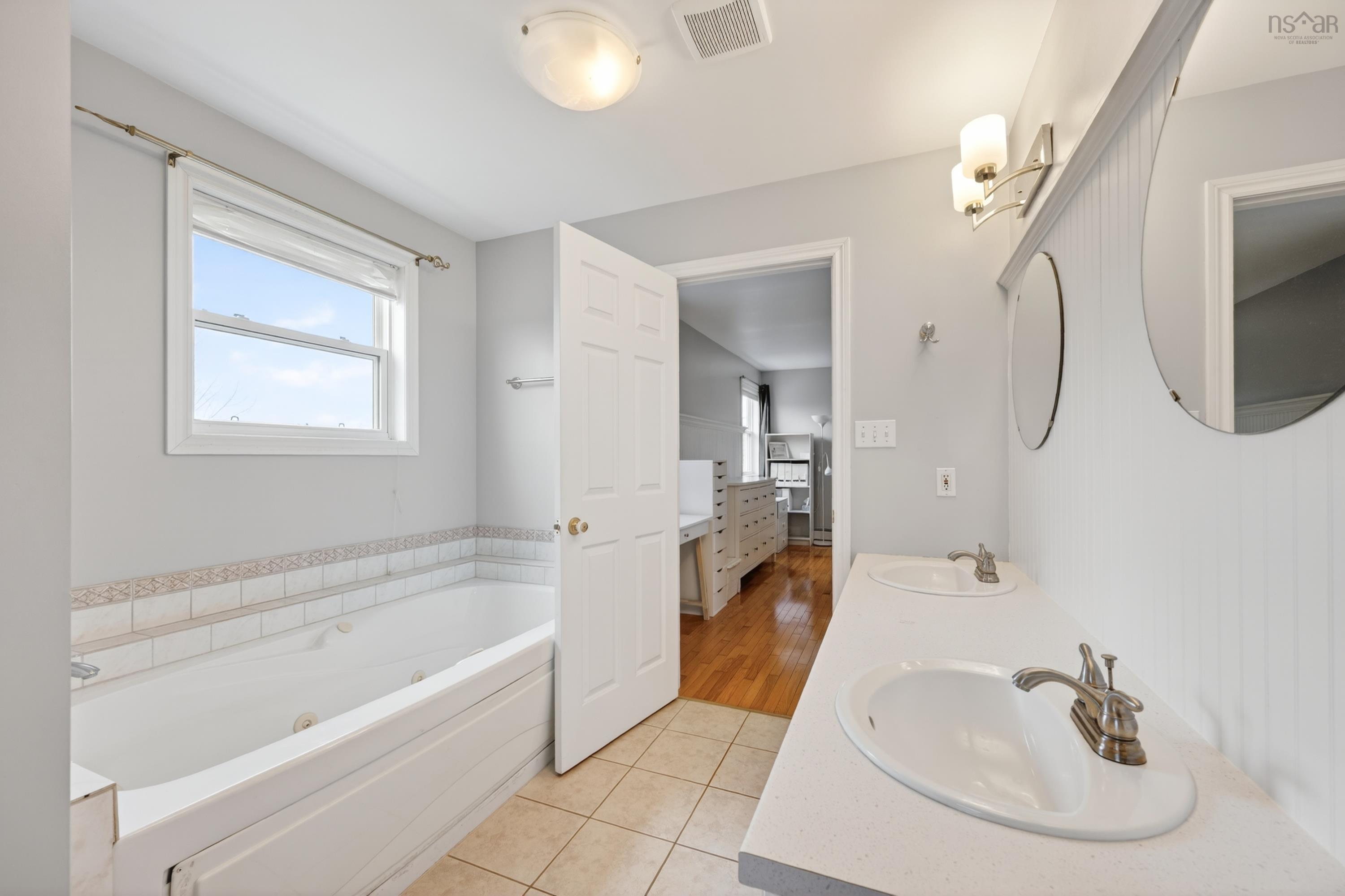 $529,900.00: 10 Amberwood Crescent Crescent, Westmount