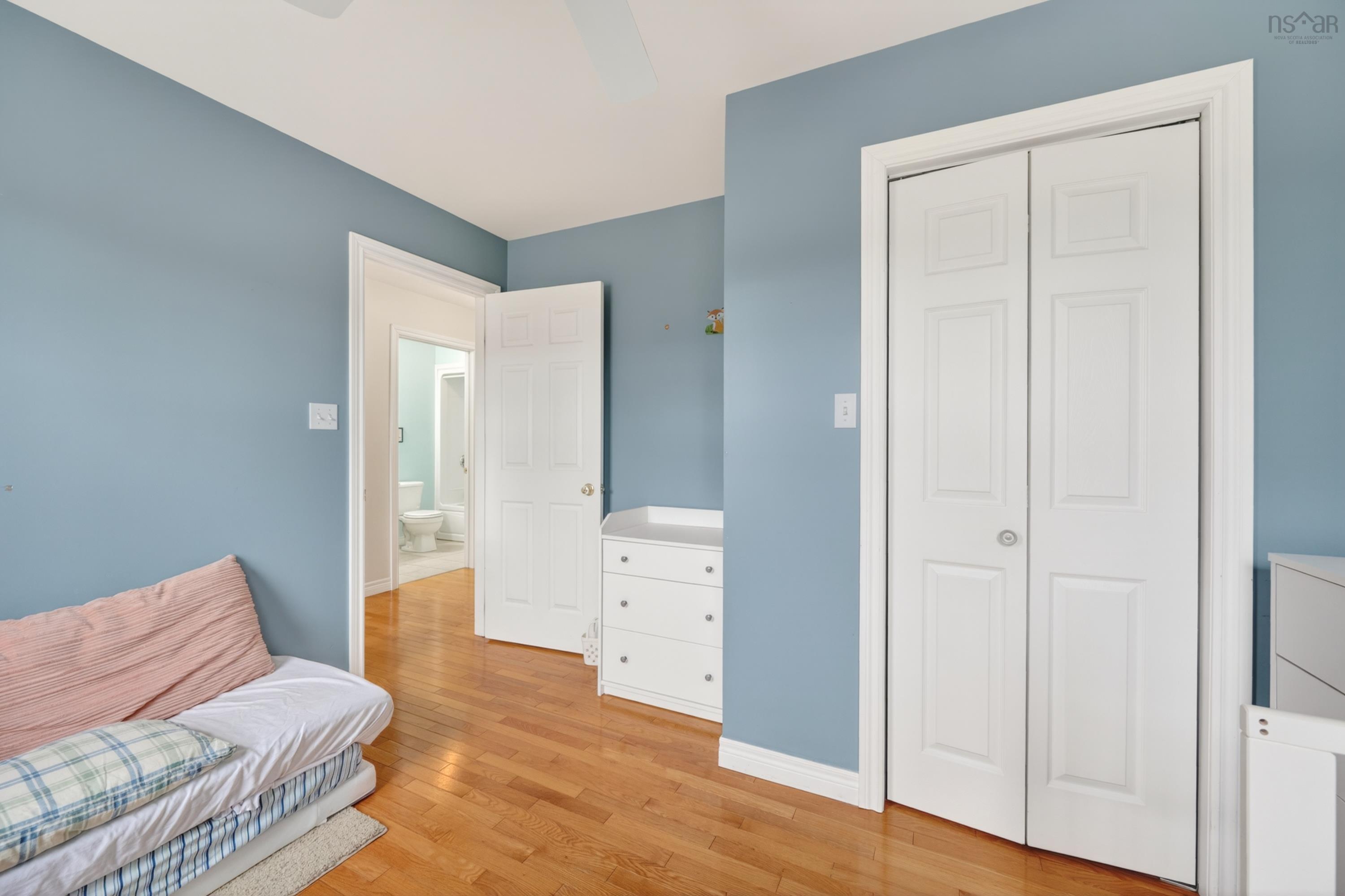 $529,900.00: 10 Amberwood Crescent Crescent, Westmount