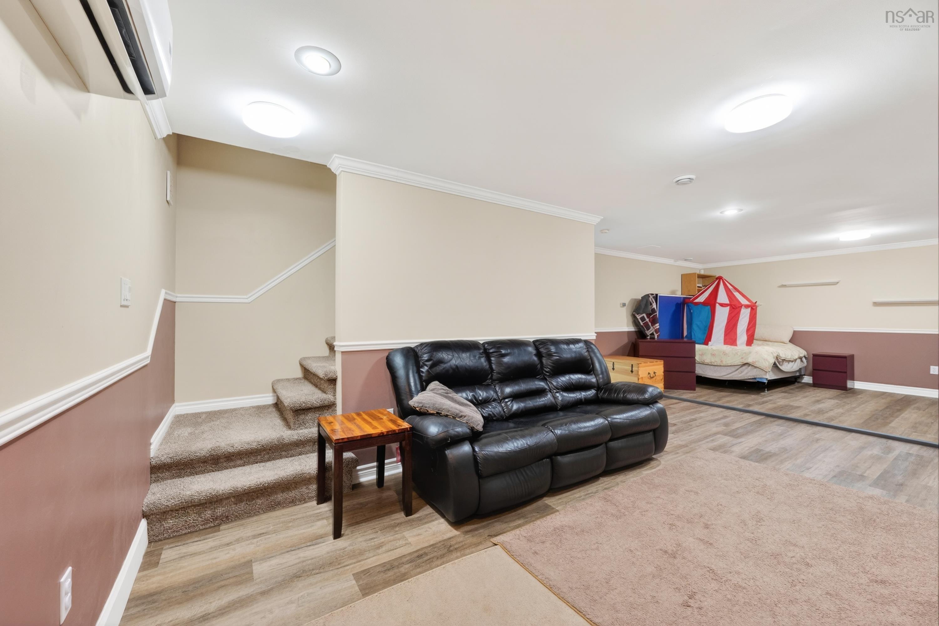 $529,900.00: 10 Amberwood Crescent Crescent, Westmount