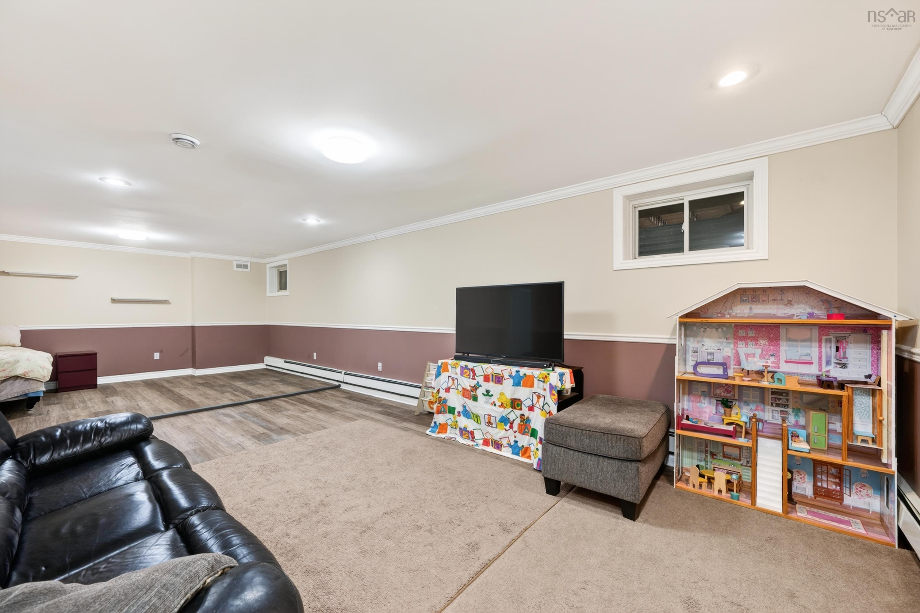 $529,900.00: 10 Amberwood Crescent Crescent, Westmount