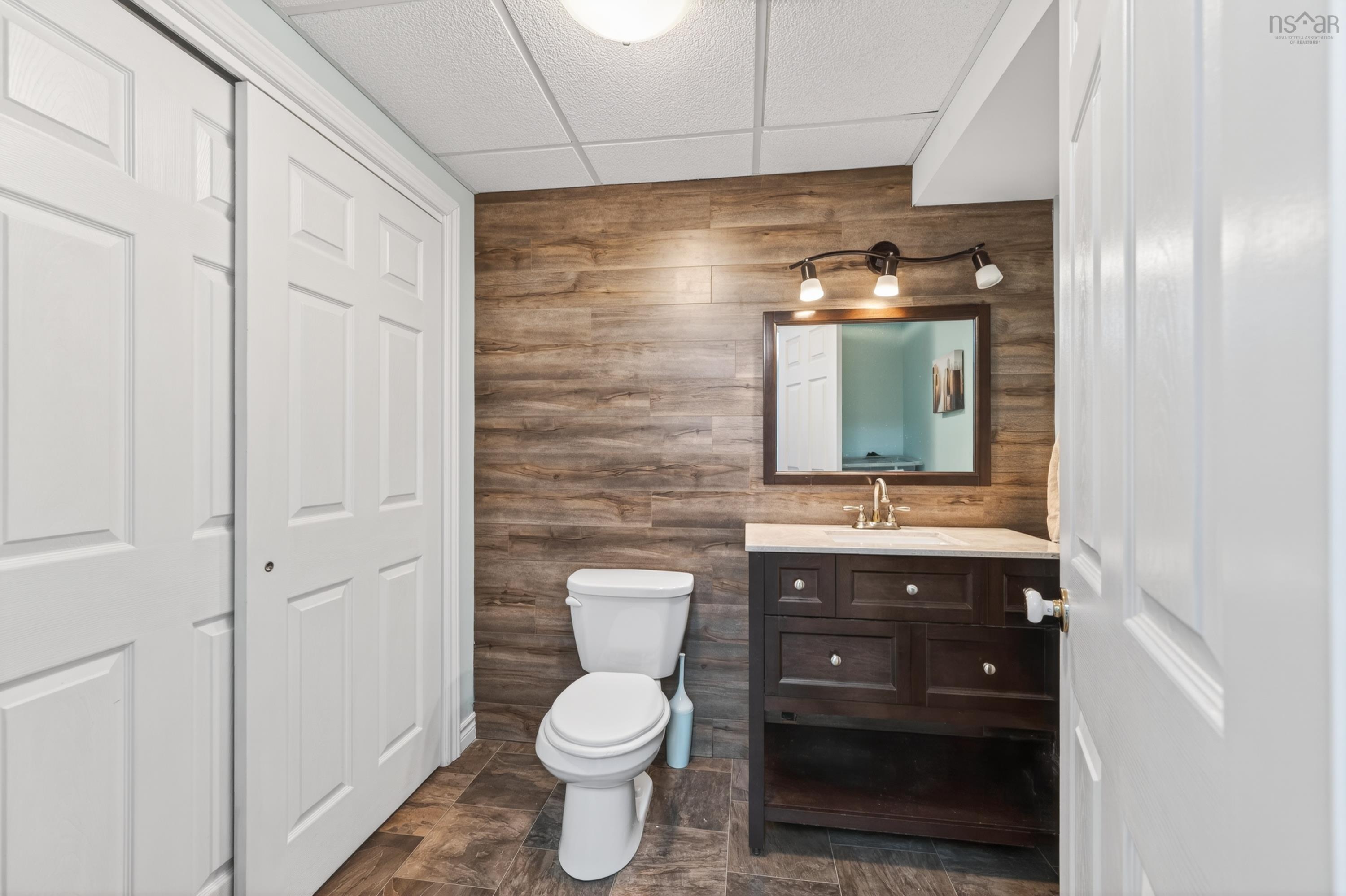 $529,900.00: 10 Amberwood Crescent Crescent, Westmount