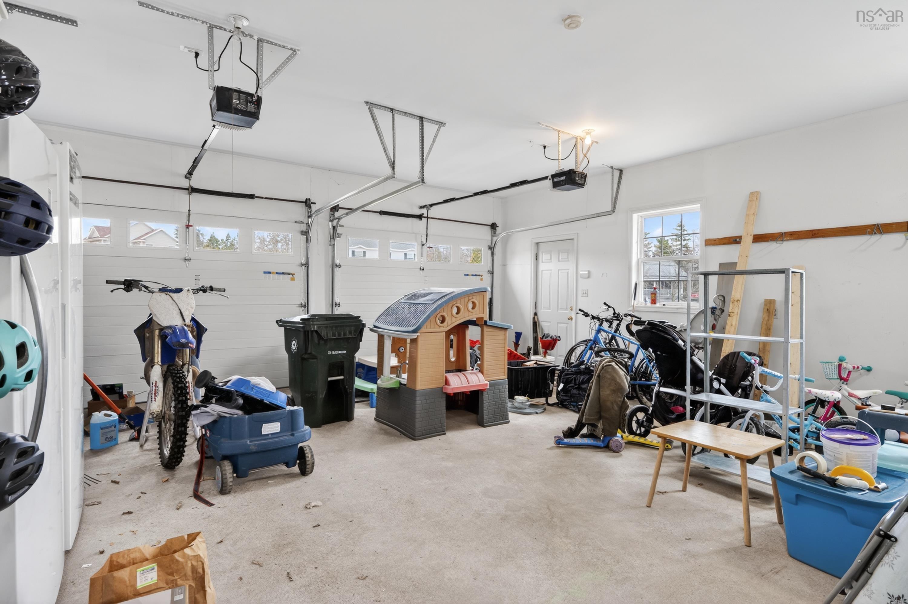 $529,900.00: 10 Amberwood Crescent Crescent, Westmount