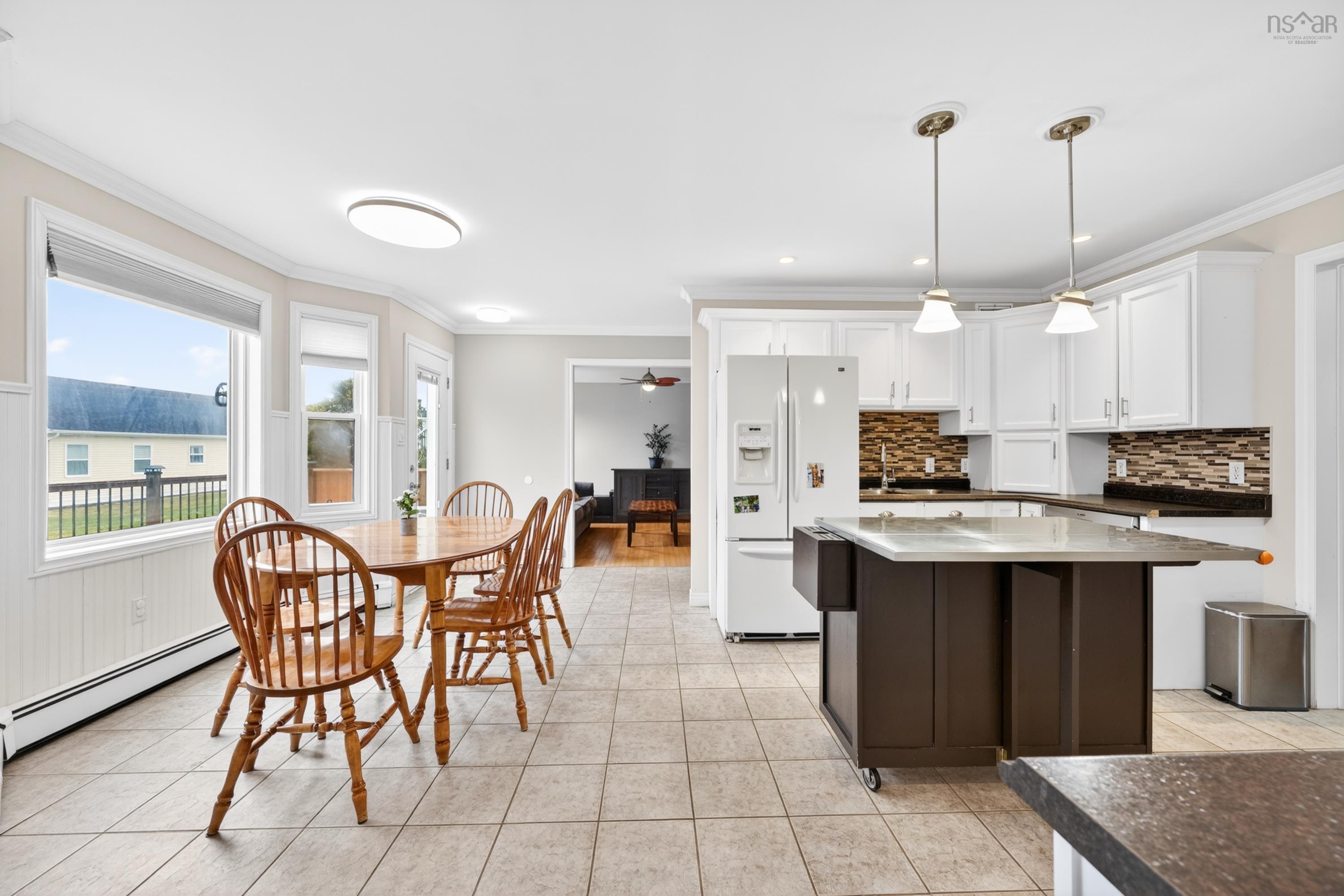 $529,900.00: 10 Amberwood Crescent Crescent, Westmount