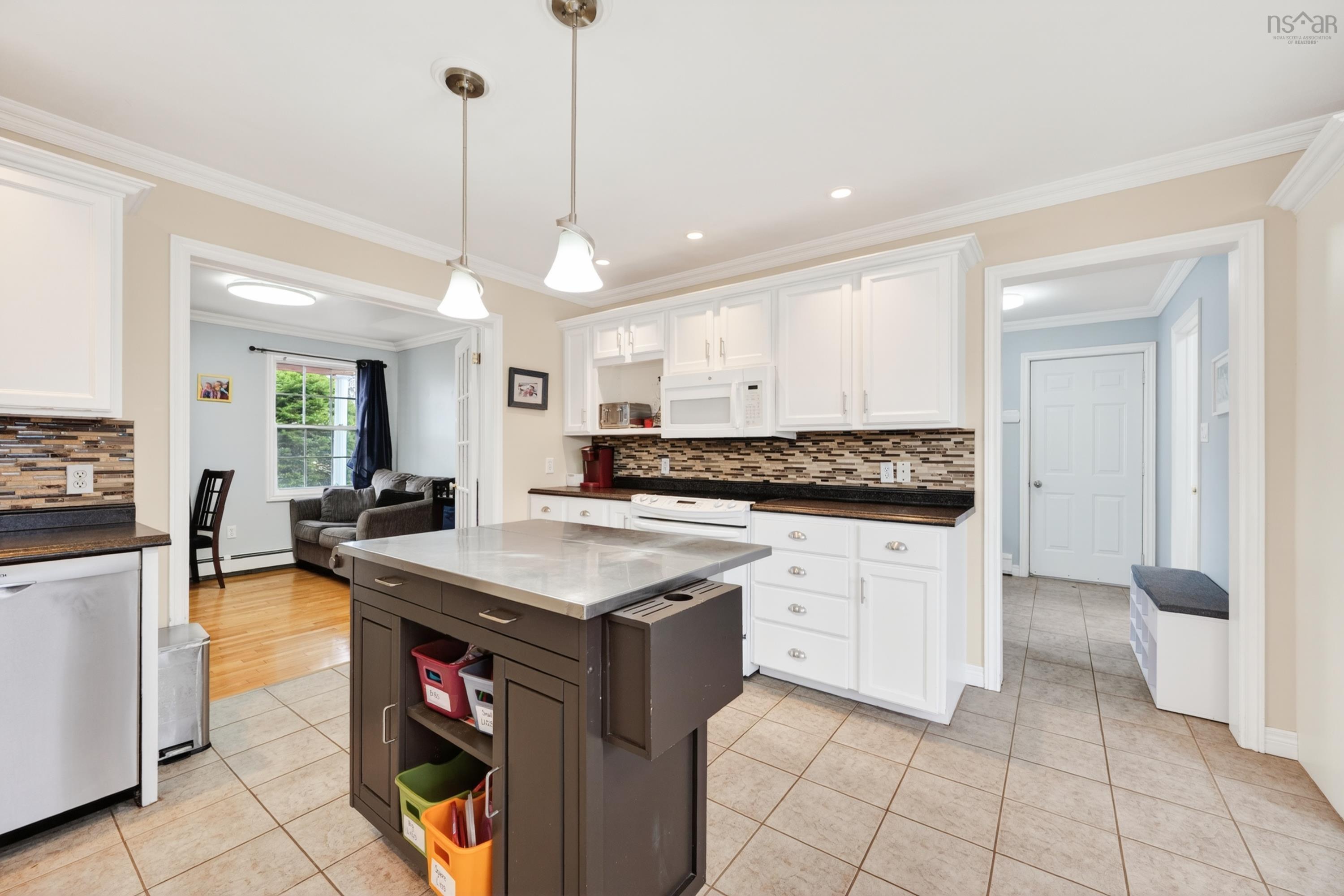 $529,900.00: 10 Amberwood Crescent Crescent, Westmount