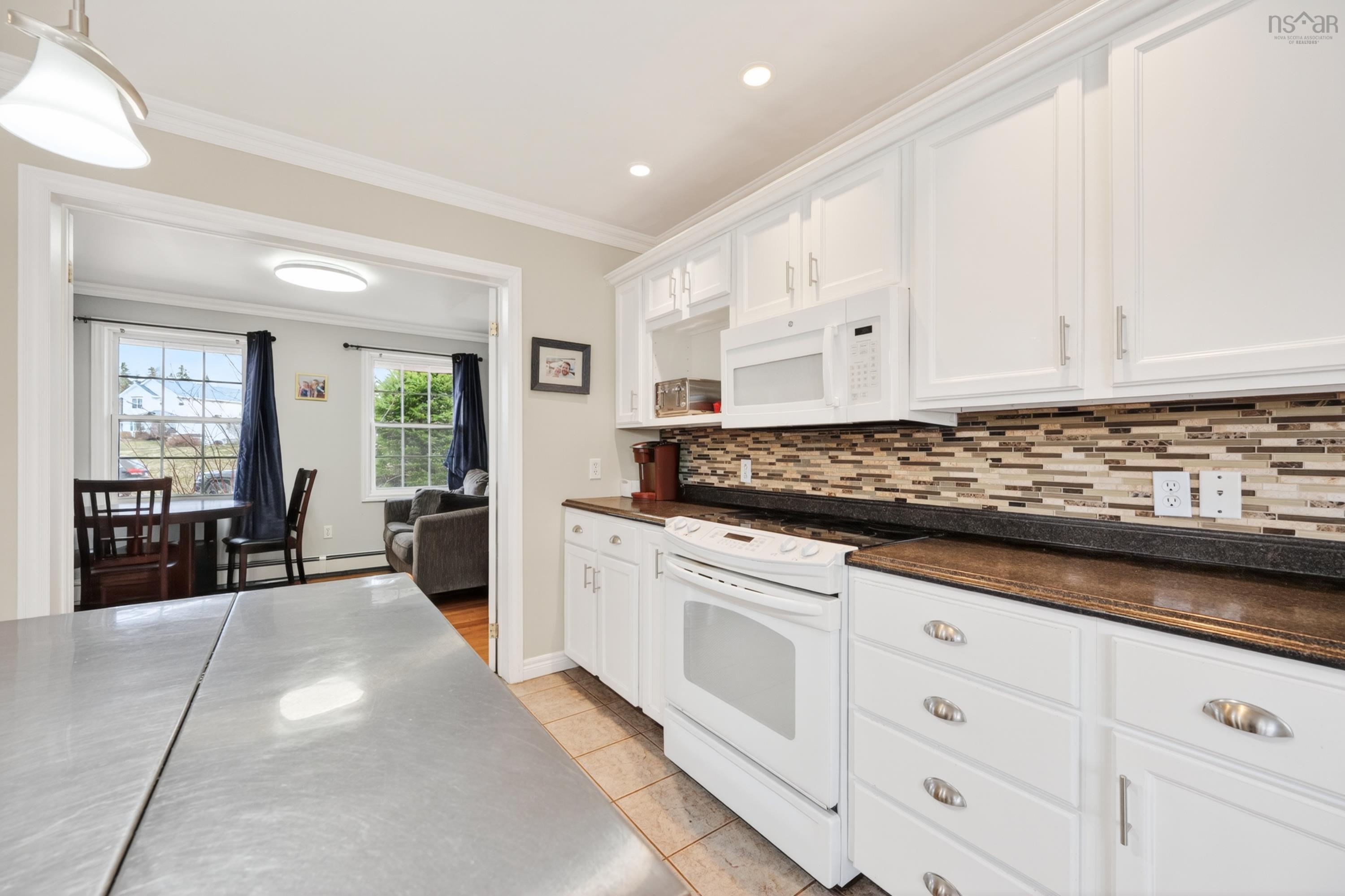 $529,900.00: 10 Amberwood Crescent Crescent, Westmount