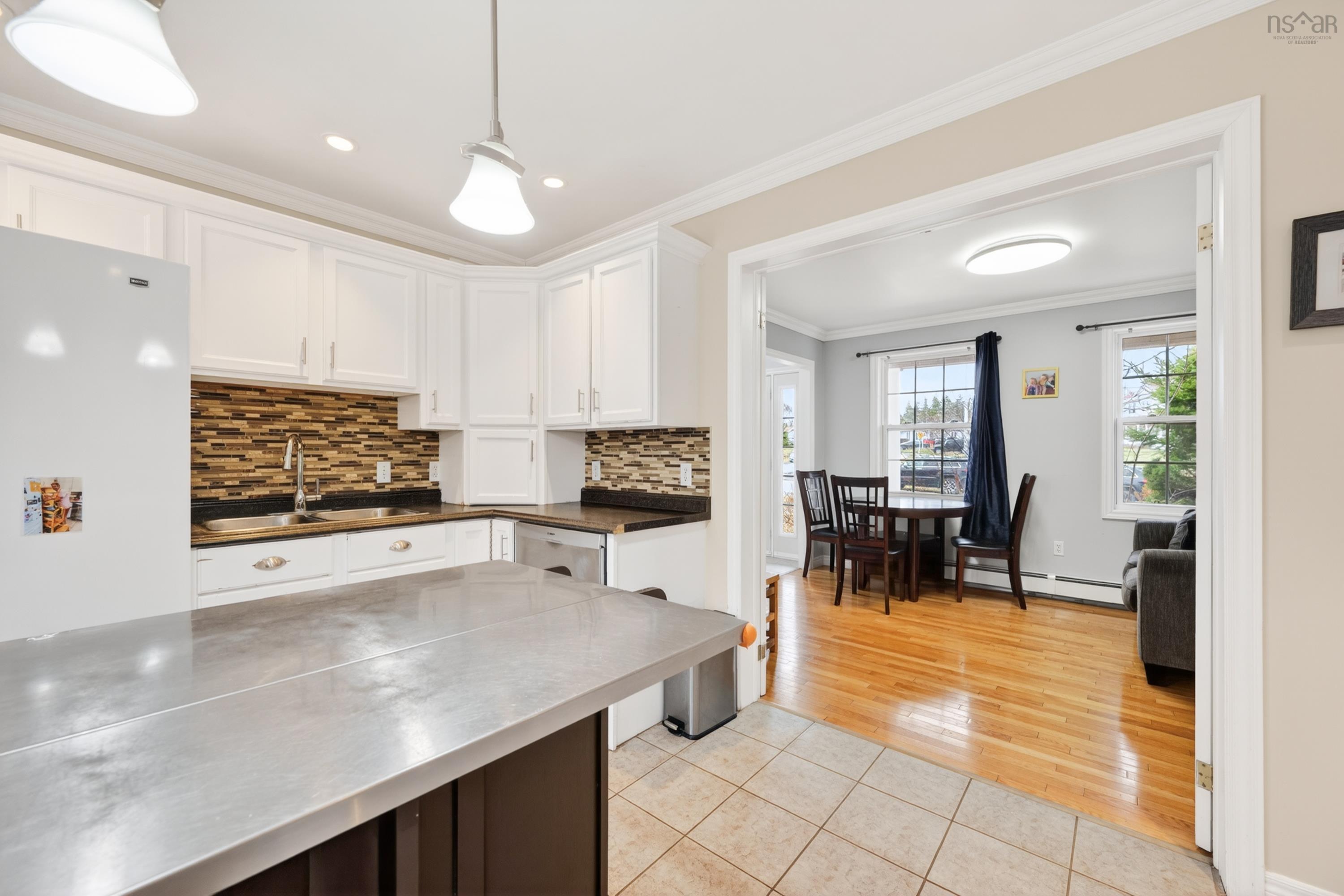 $529,900.00: 10 Amberwood Crescent Crescent, Westmount