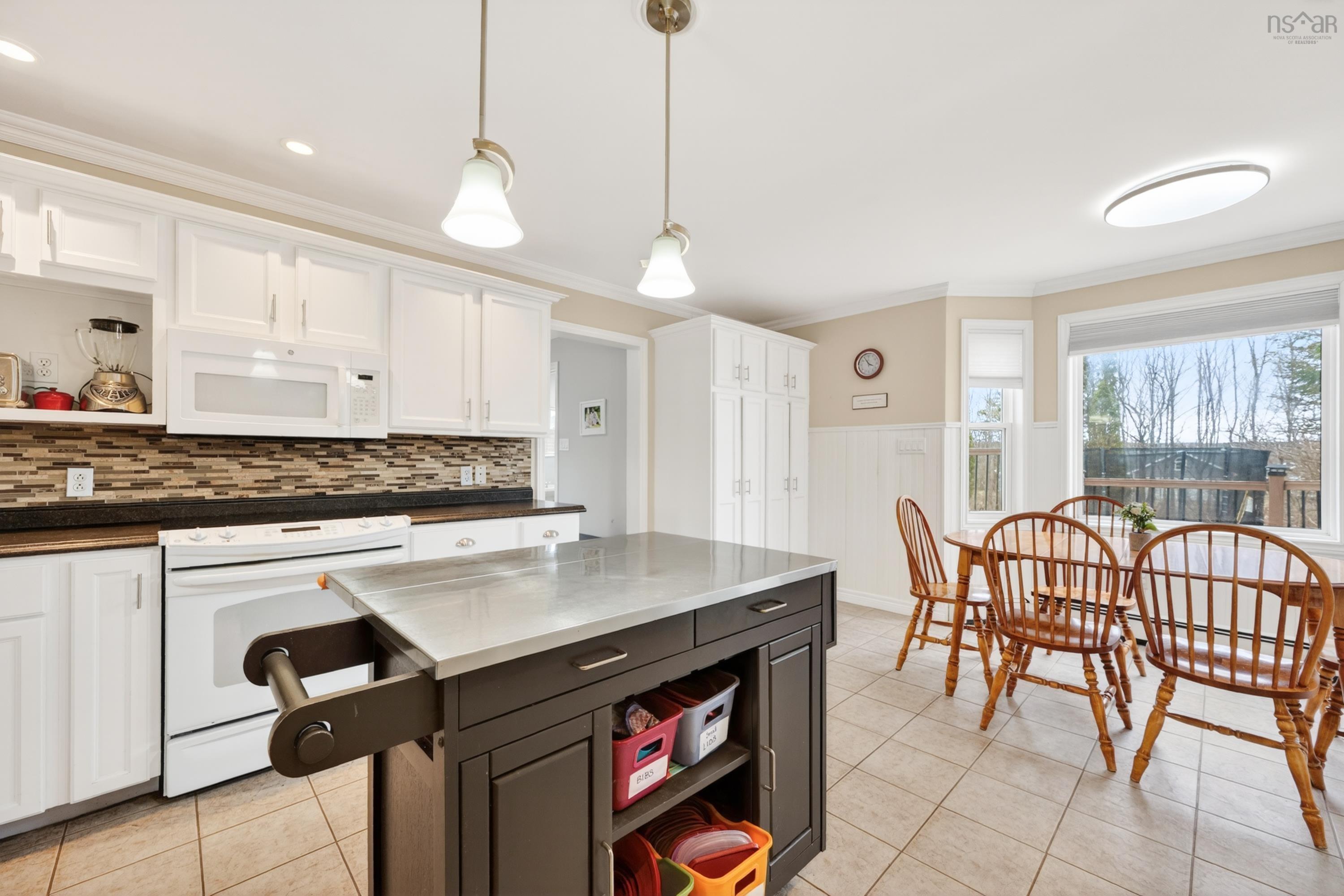 $529,900.00: 10 Amberwood Crescent Crescent, Westmount