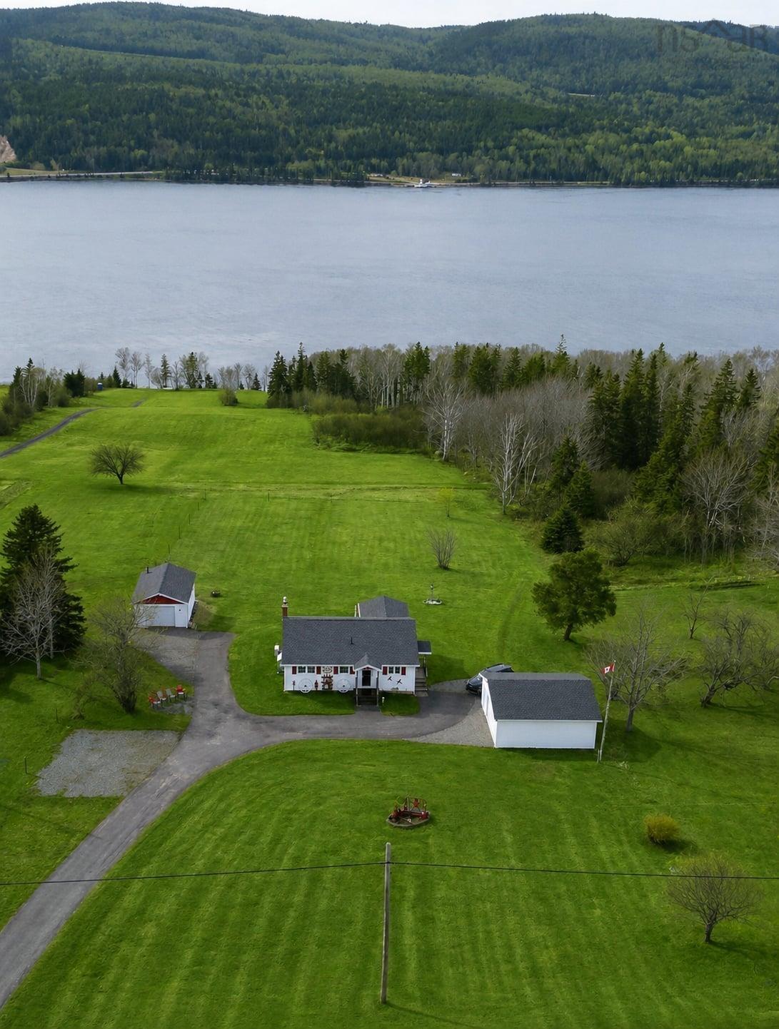 $379,900.00: 868 Highway 105, Boularderie East