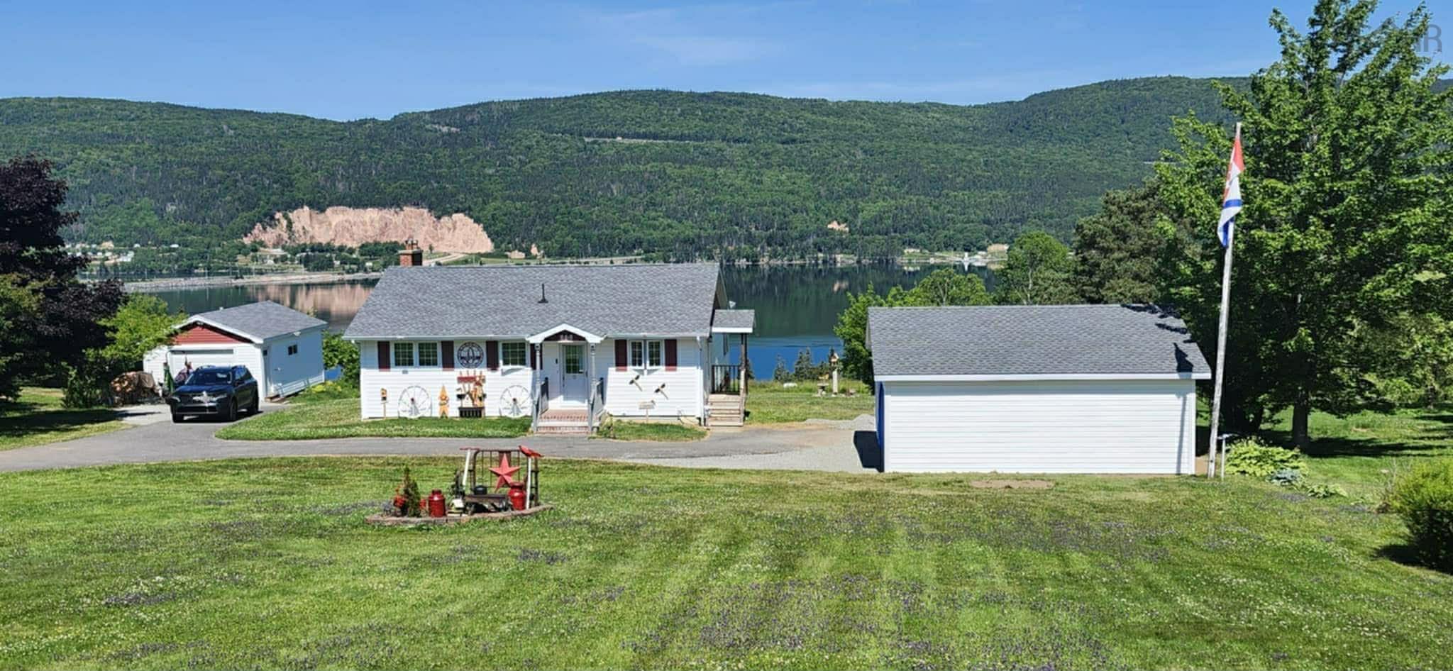 $379,900.00: 868 Highway 105, Boularderie East
