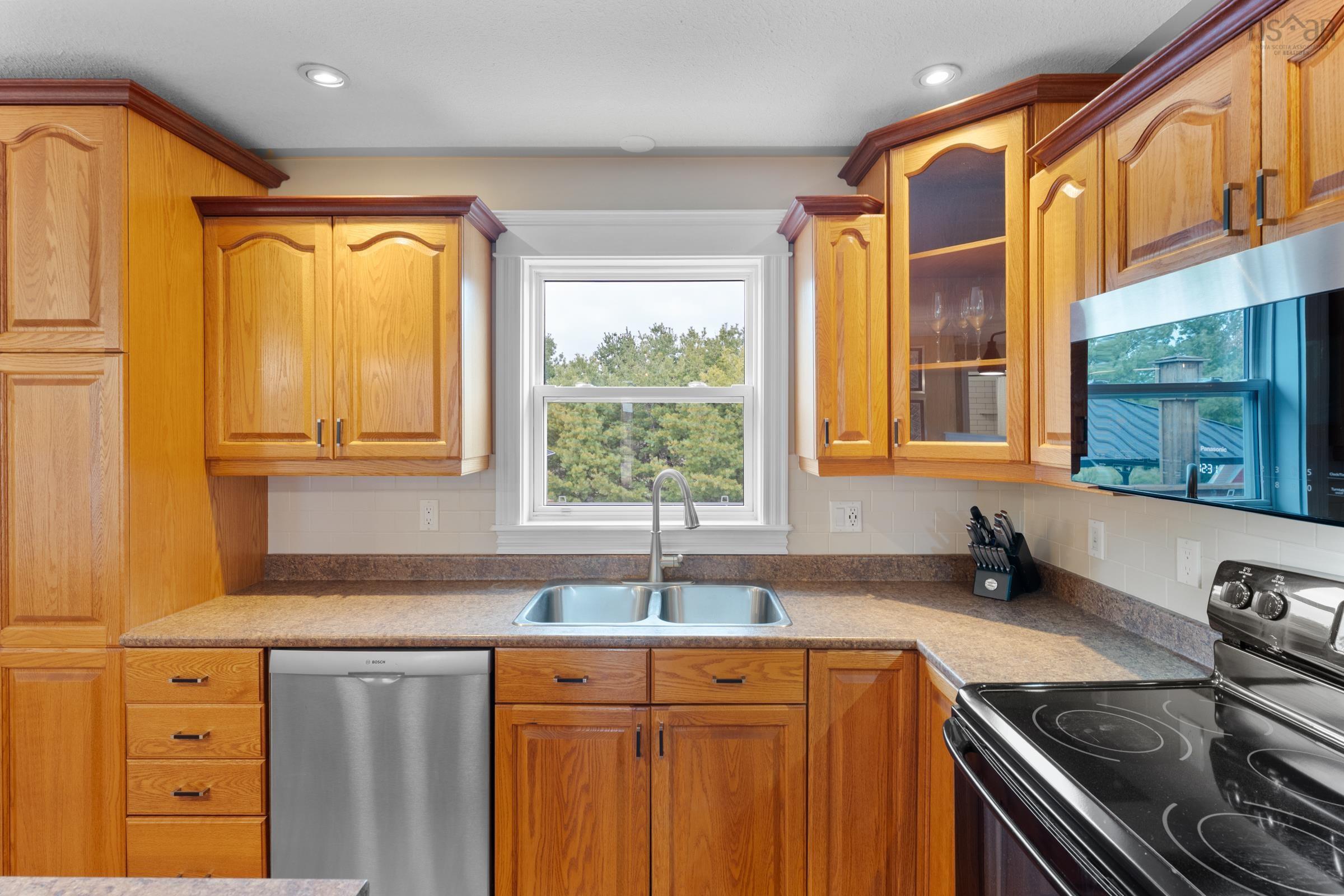 $599,900.00: 1857 Acadia Drive, Kingston