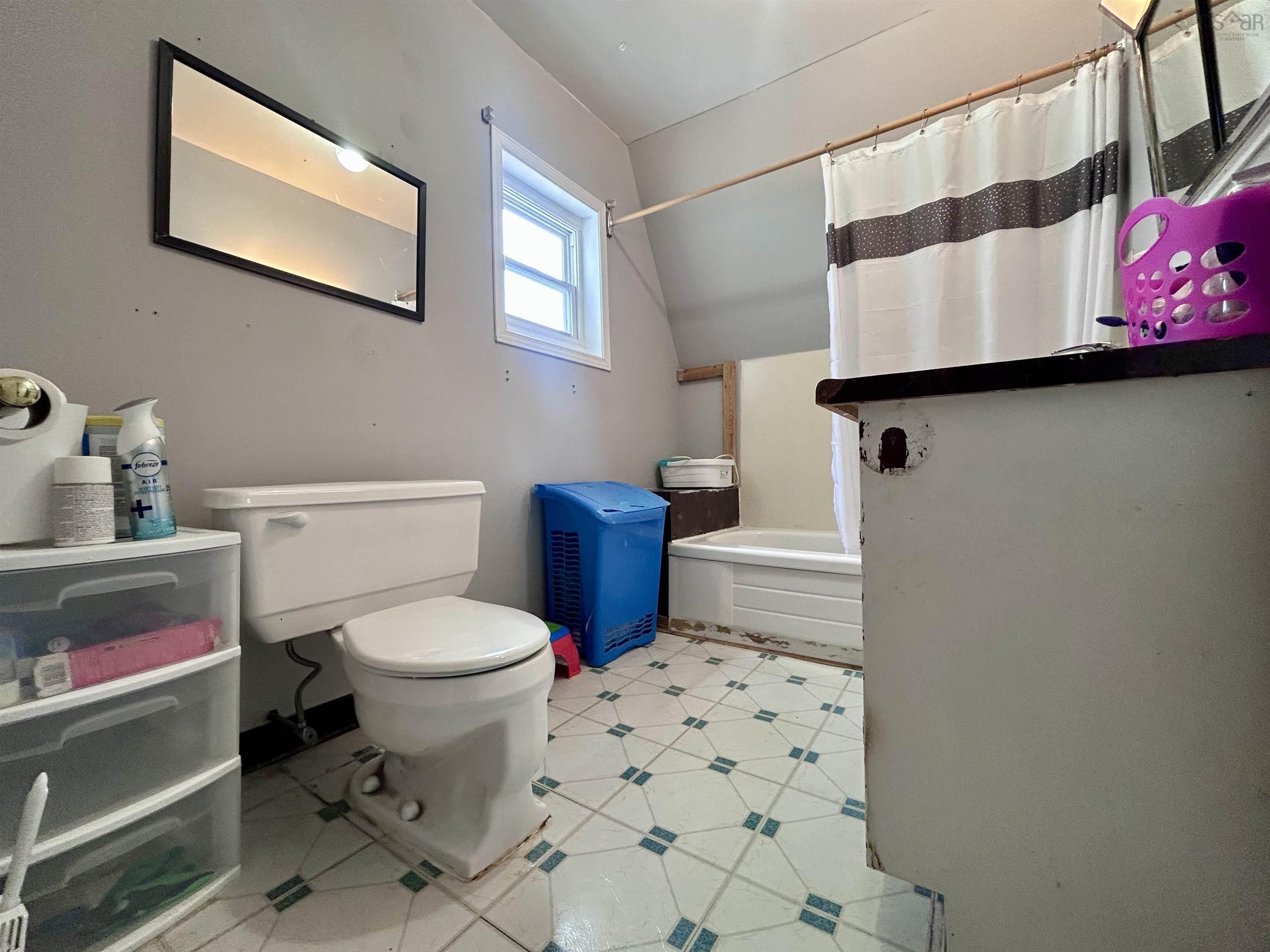 $169,900.00: 10 Weir Avenue, Stellarton