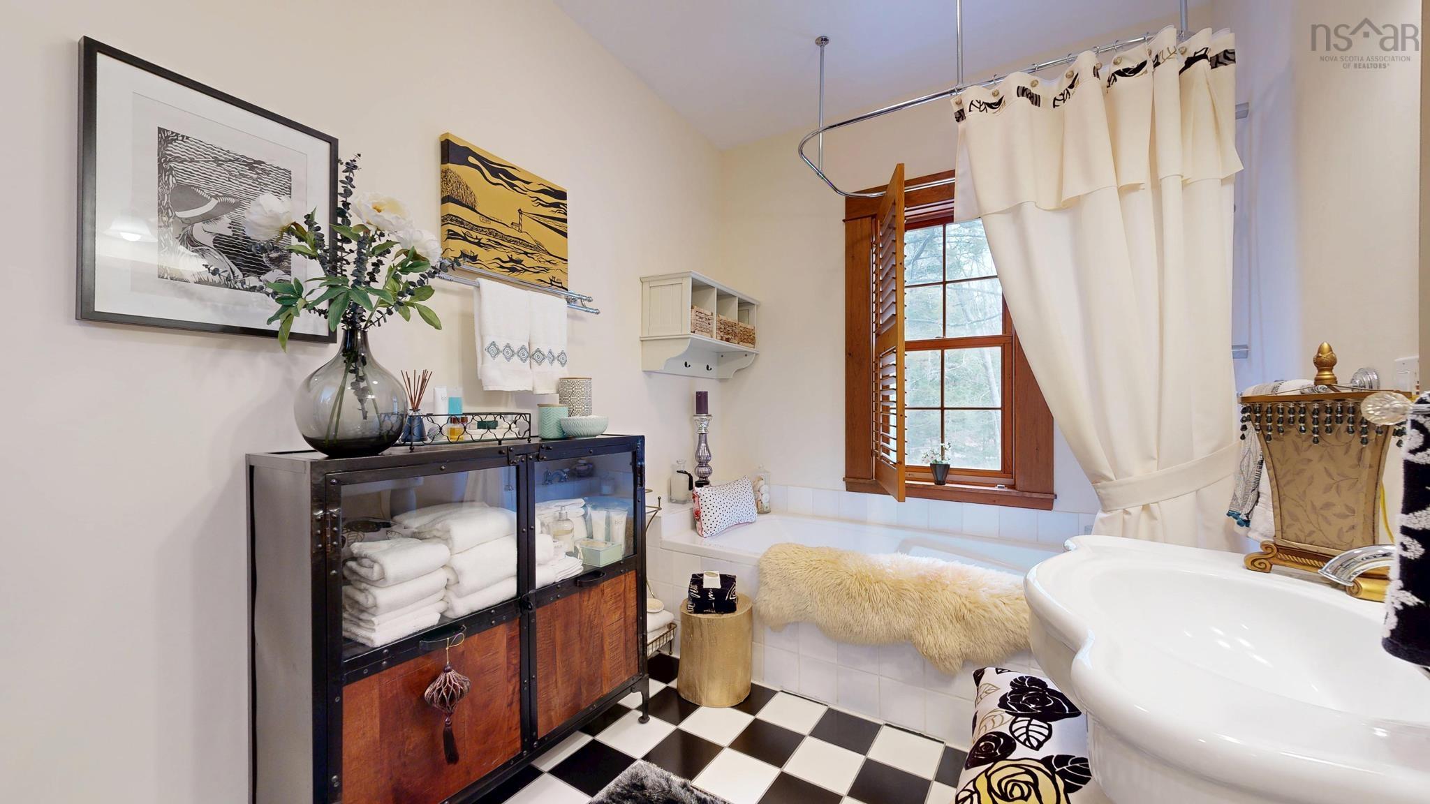 $1,395,000.00: 92 Deer Run, Conquerall Mills