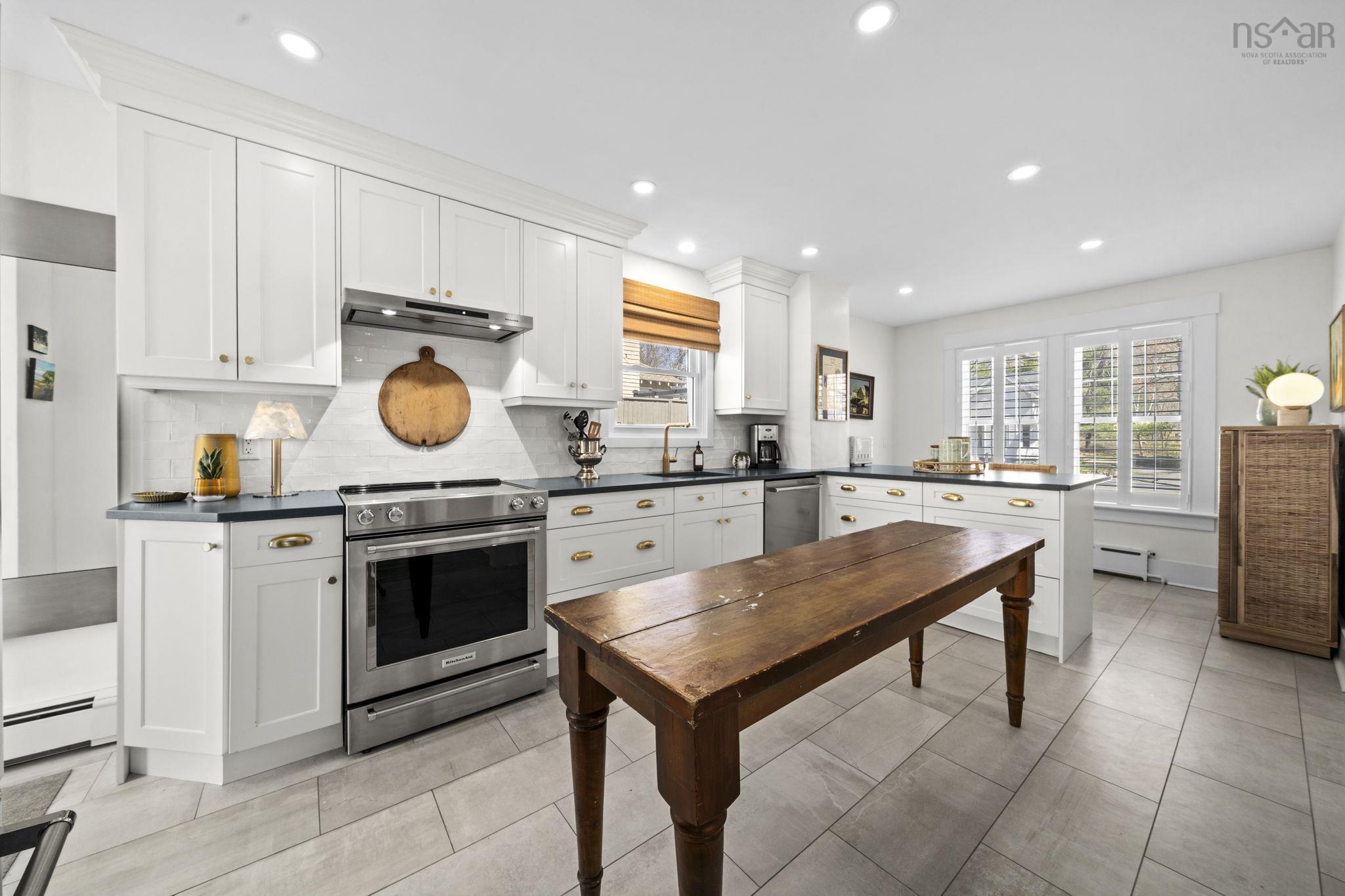$649,900.00: 6 Oakdene Avenue, Kentville