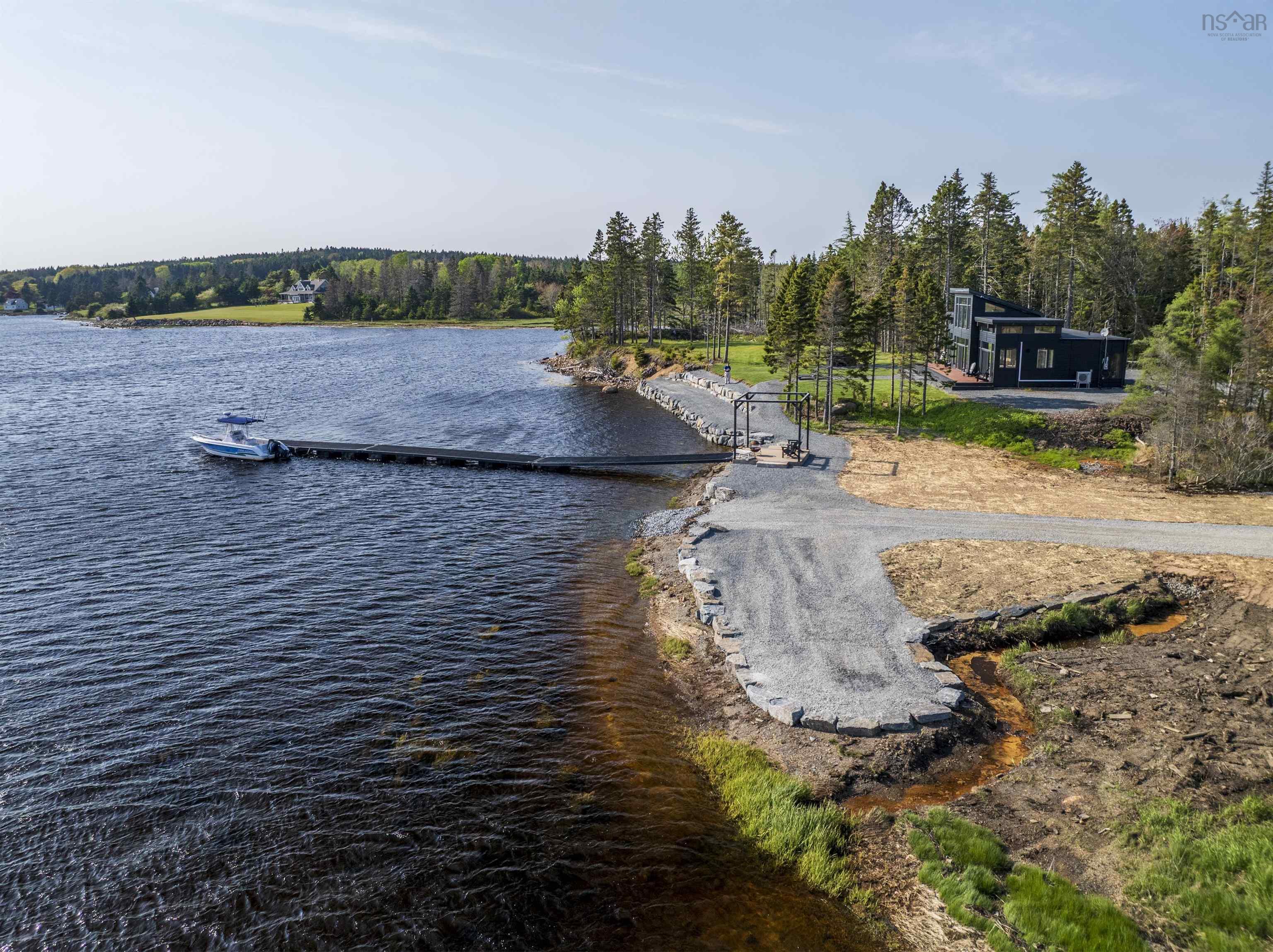 $1,380,000.00: 4125 332 Highway, East Lahave
