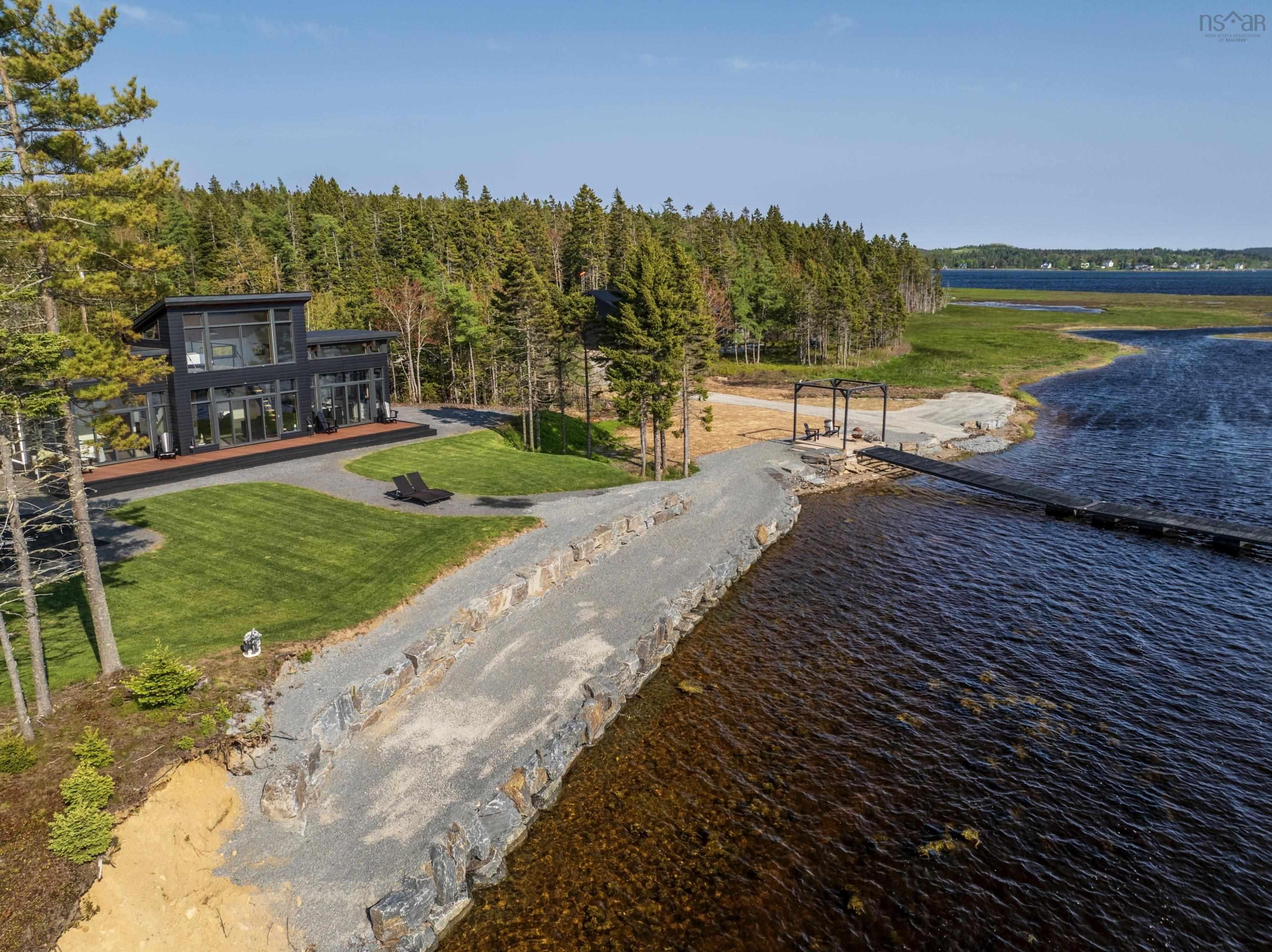 $1,380,000.00: 4125 332 Highway, East Lahave