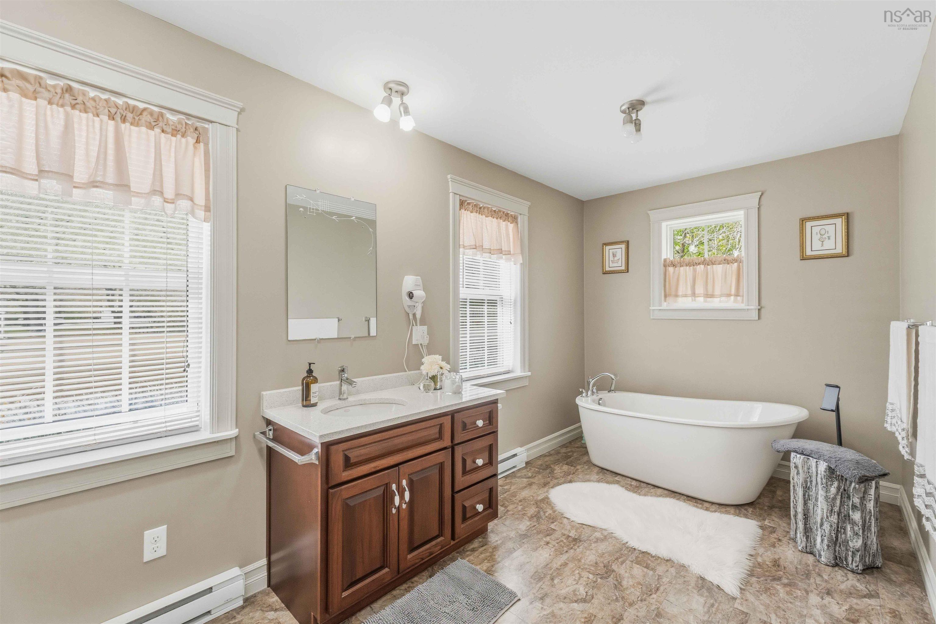 $949,900.00: 1460 Bridge Street, Kingston