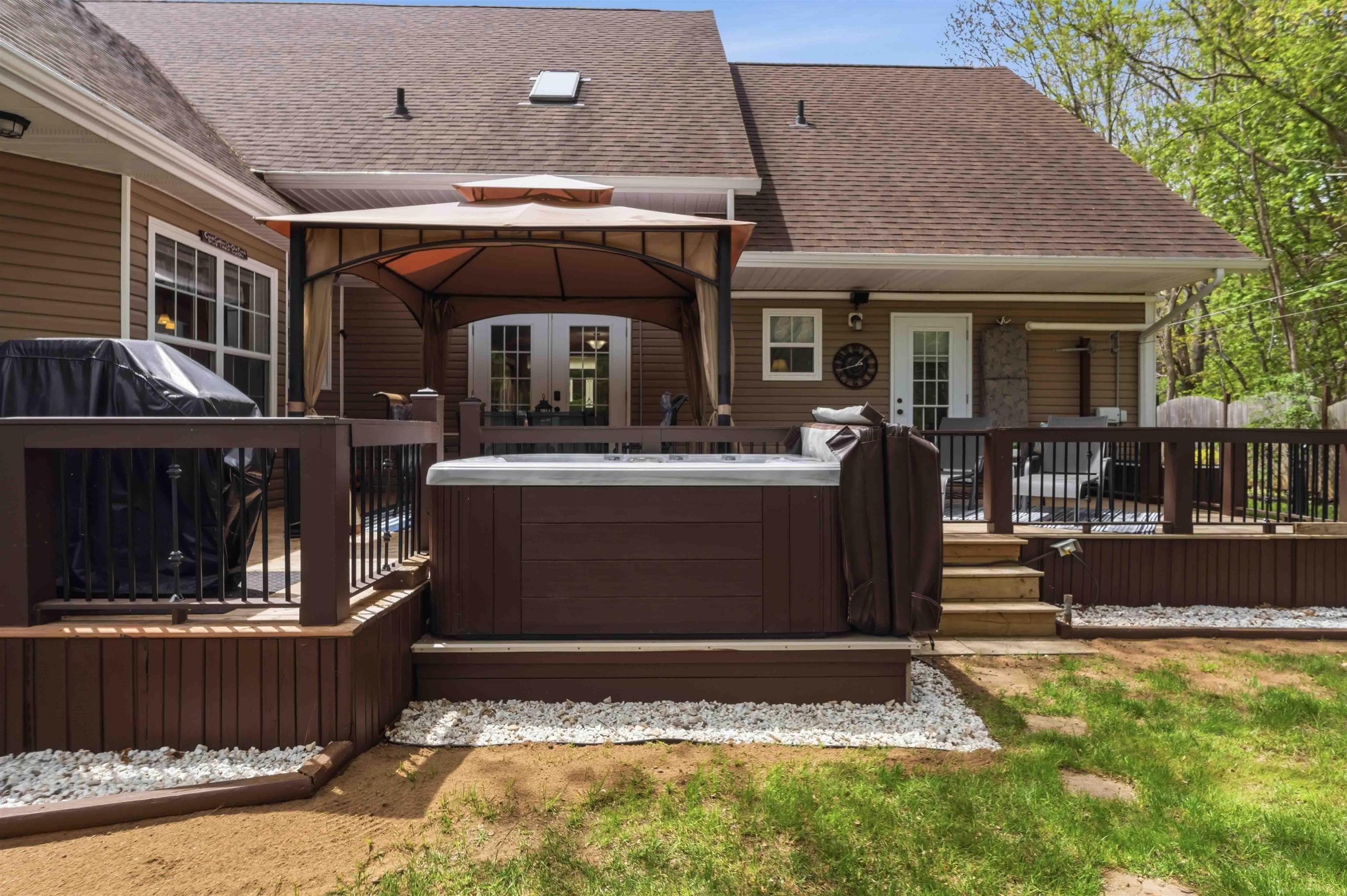 $949,900.00: 1460 Bridge Street, Kingston
