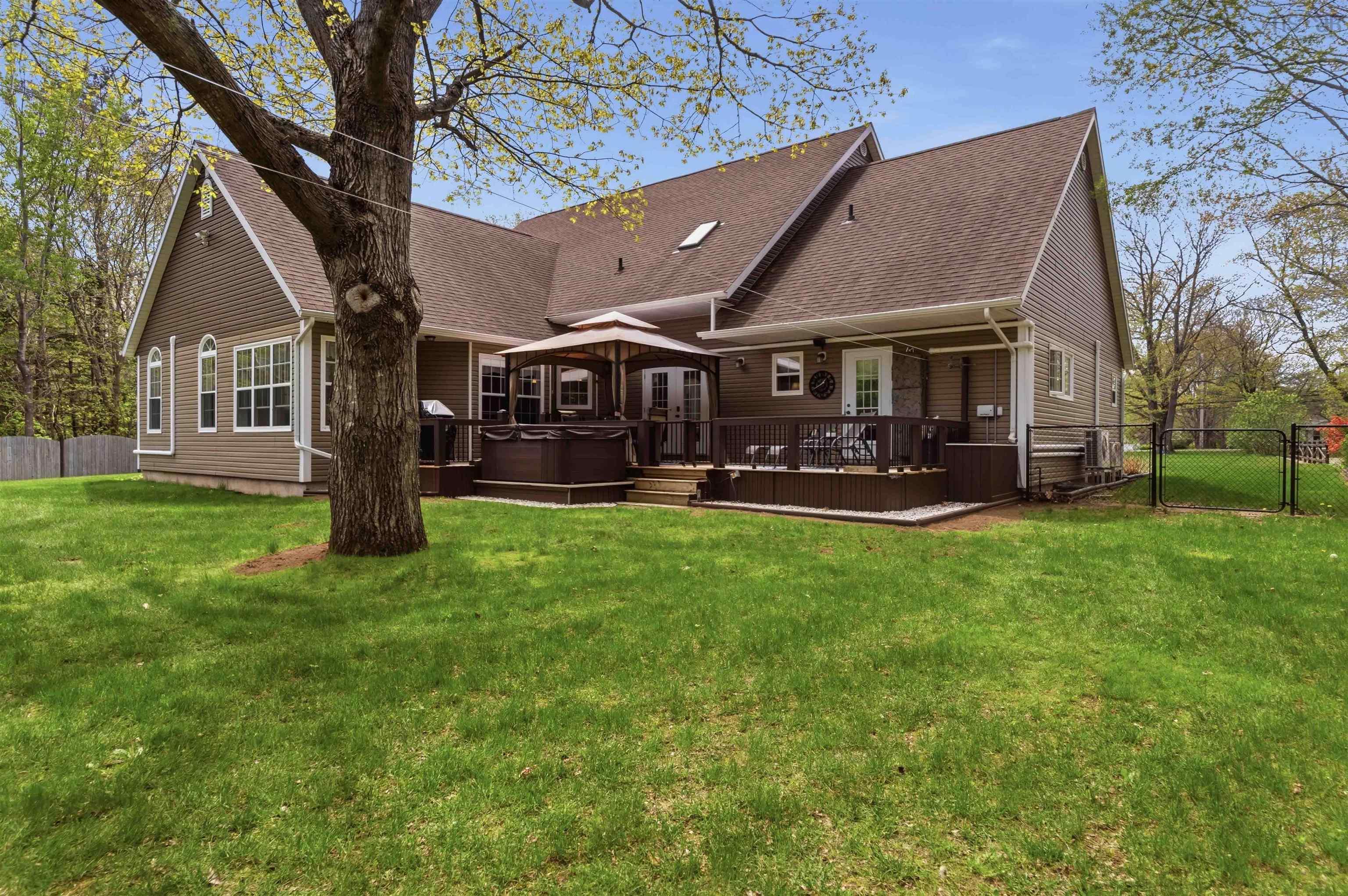 $949,900.00: 1460 Bridge Street, Kingston