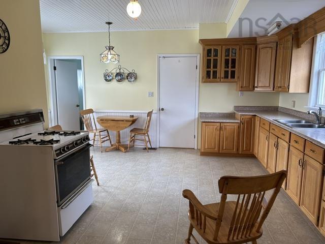 $279,900.00: 7613 Highway 215, Cambridge