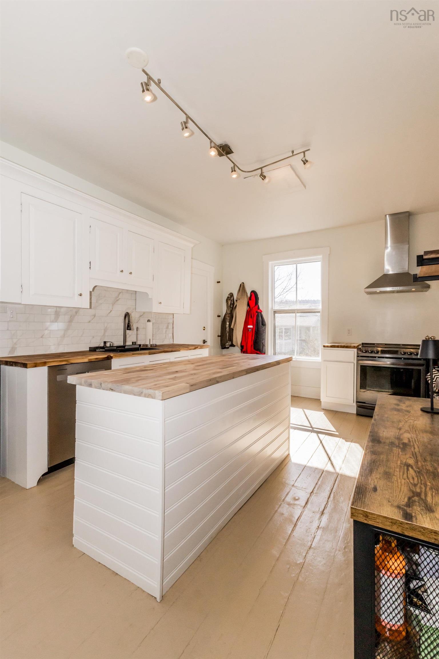 $469,500.00: 9640 Highway 8, Lequille
