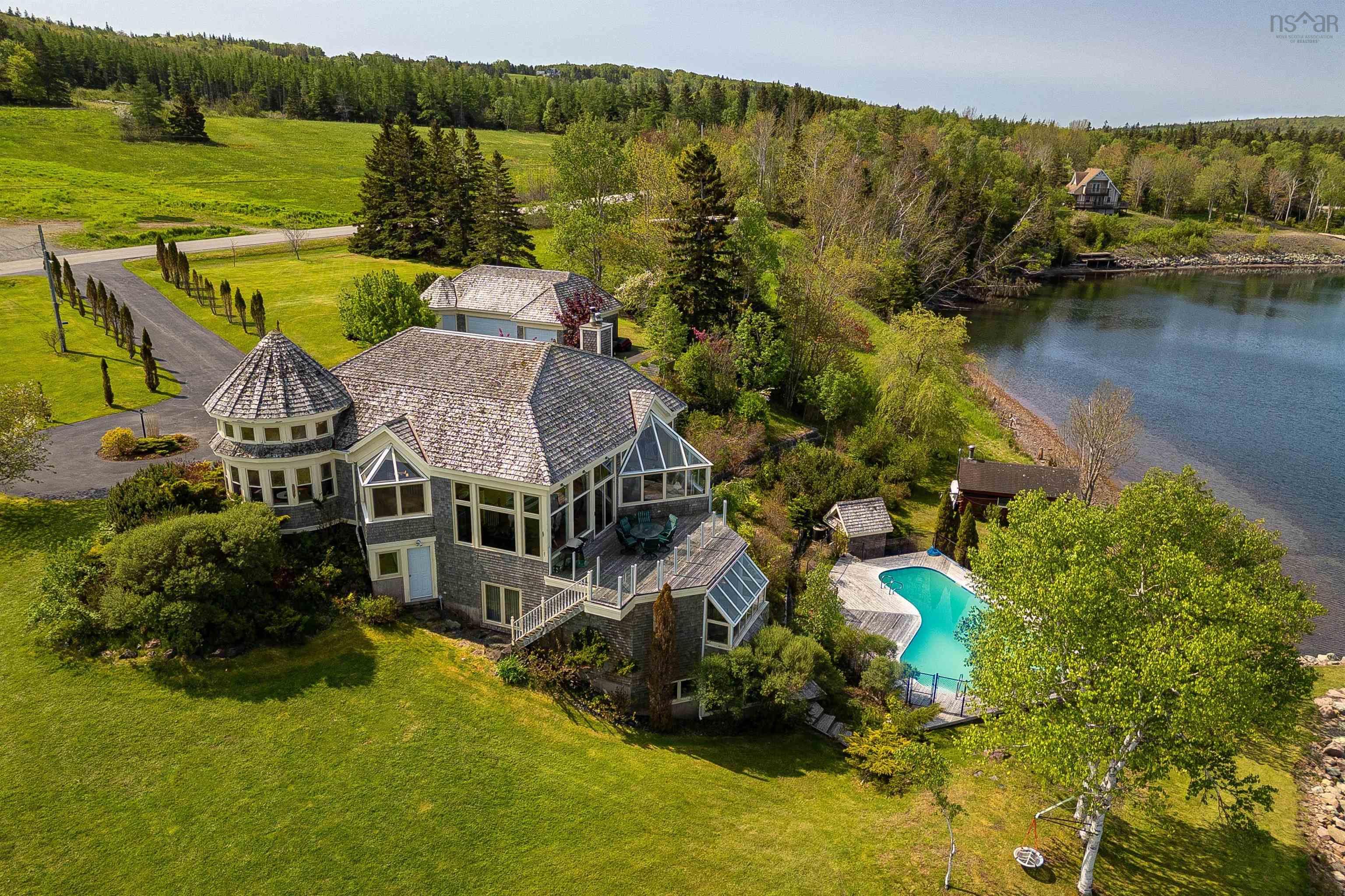 $2,900,000.00: 2641 West Bay Road, Dundee