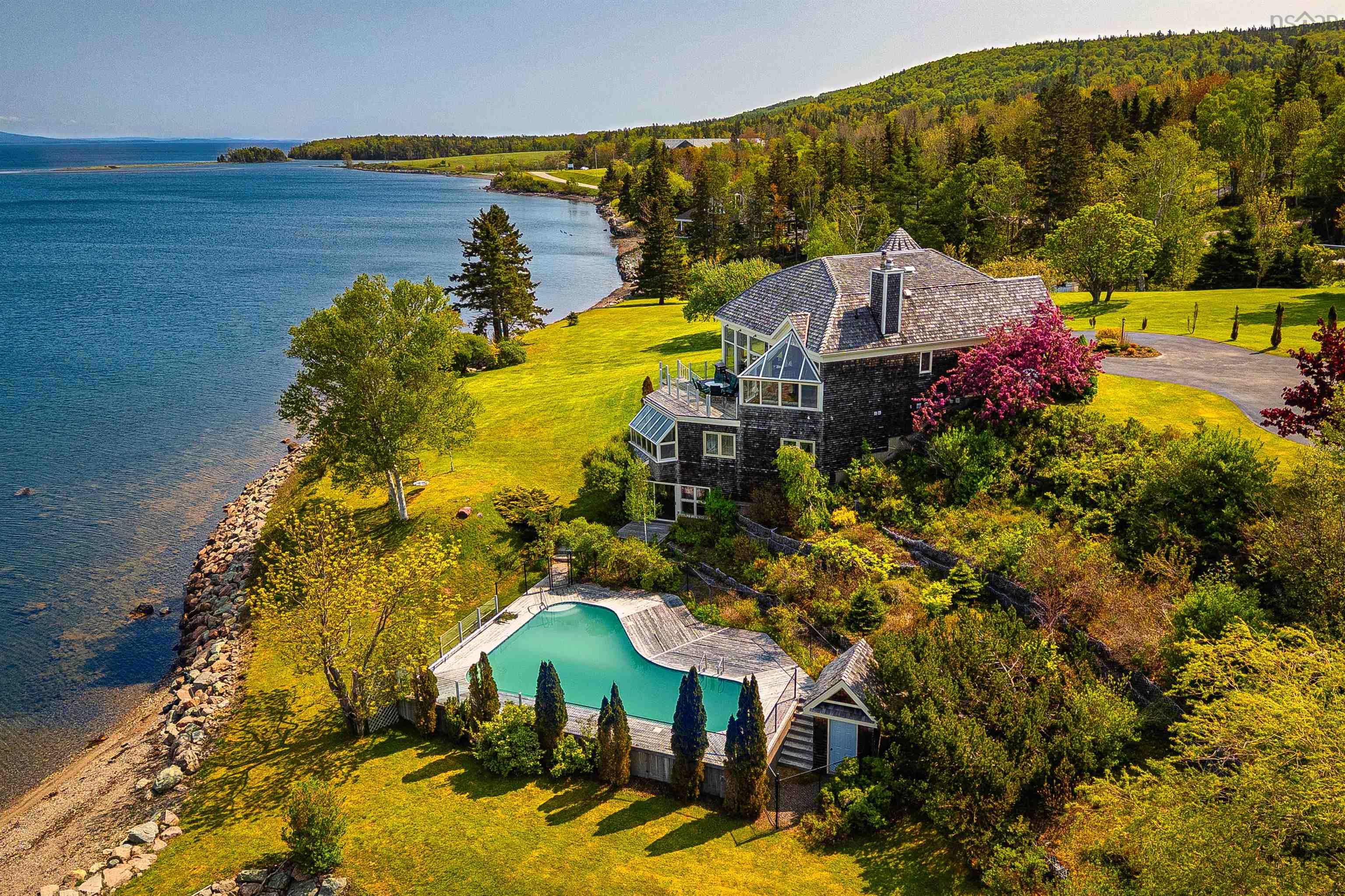 $2,900,000.00: 2641 West Bay Road, Dundee