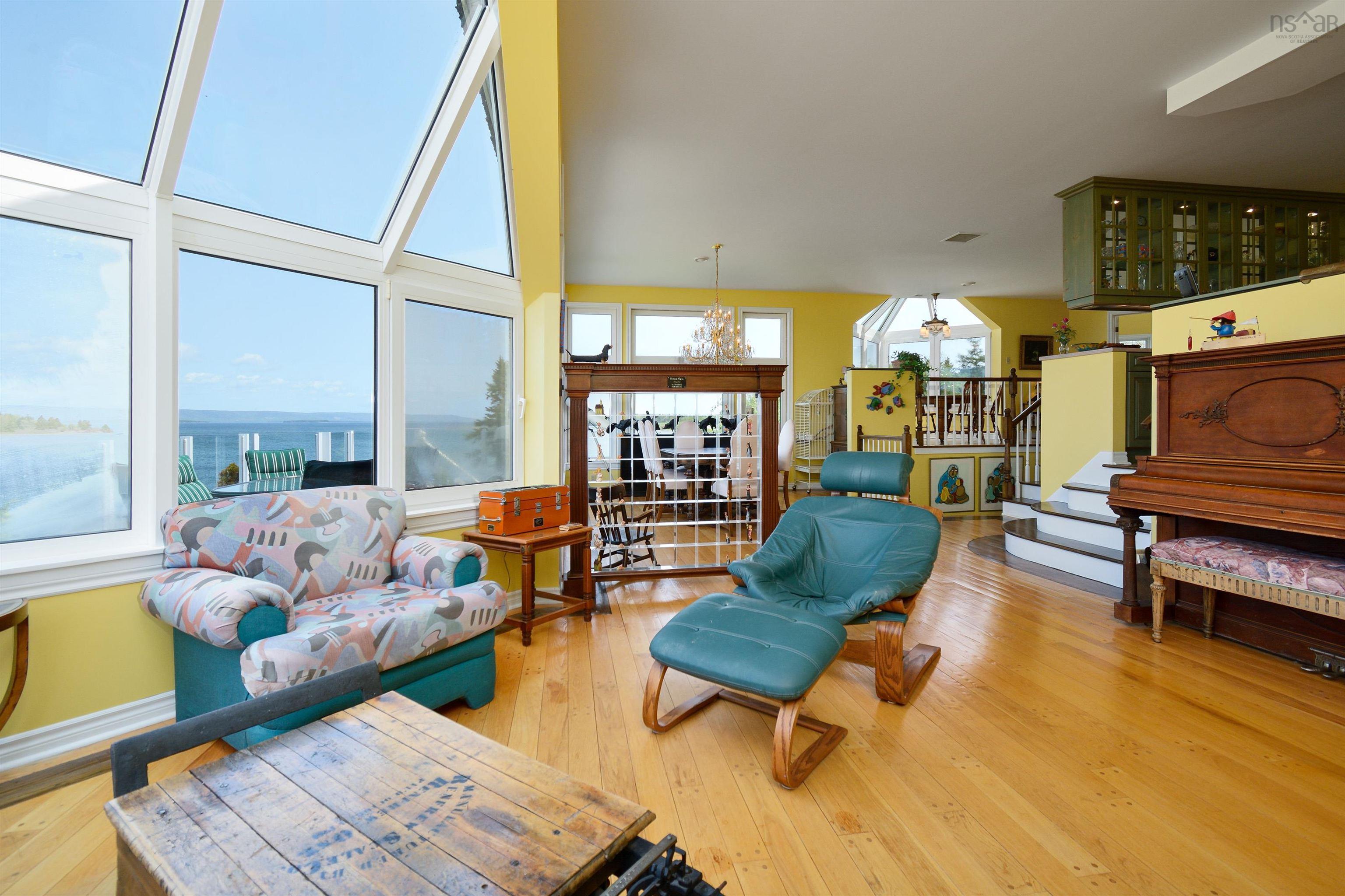 $2,900,000.00: 2641 West Bay Road, Dundee