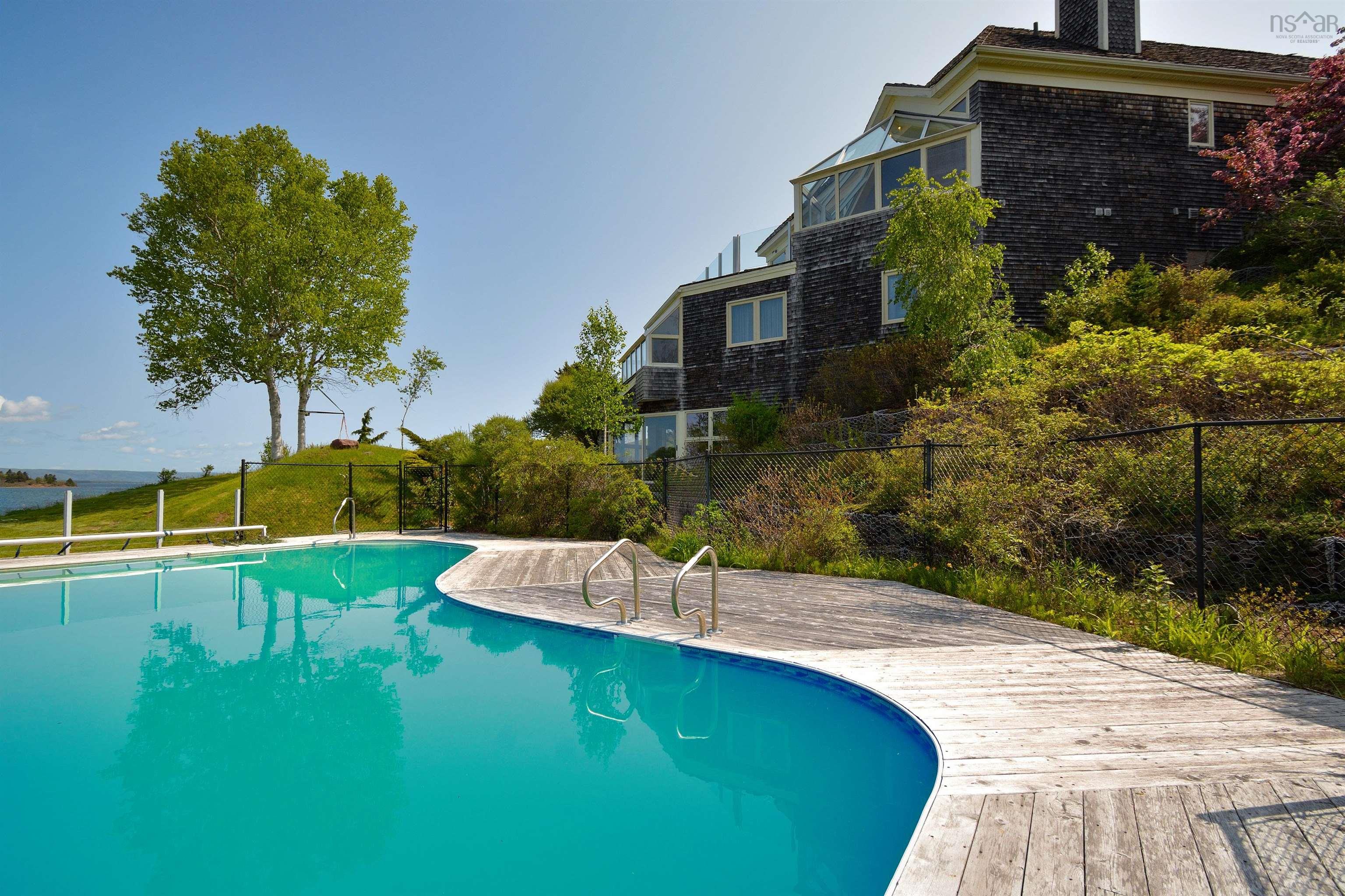 $2,900,000.00: 2641 West Bay Road, Dundee