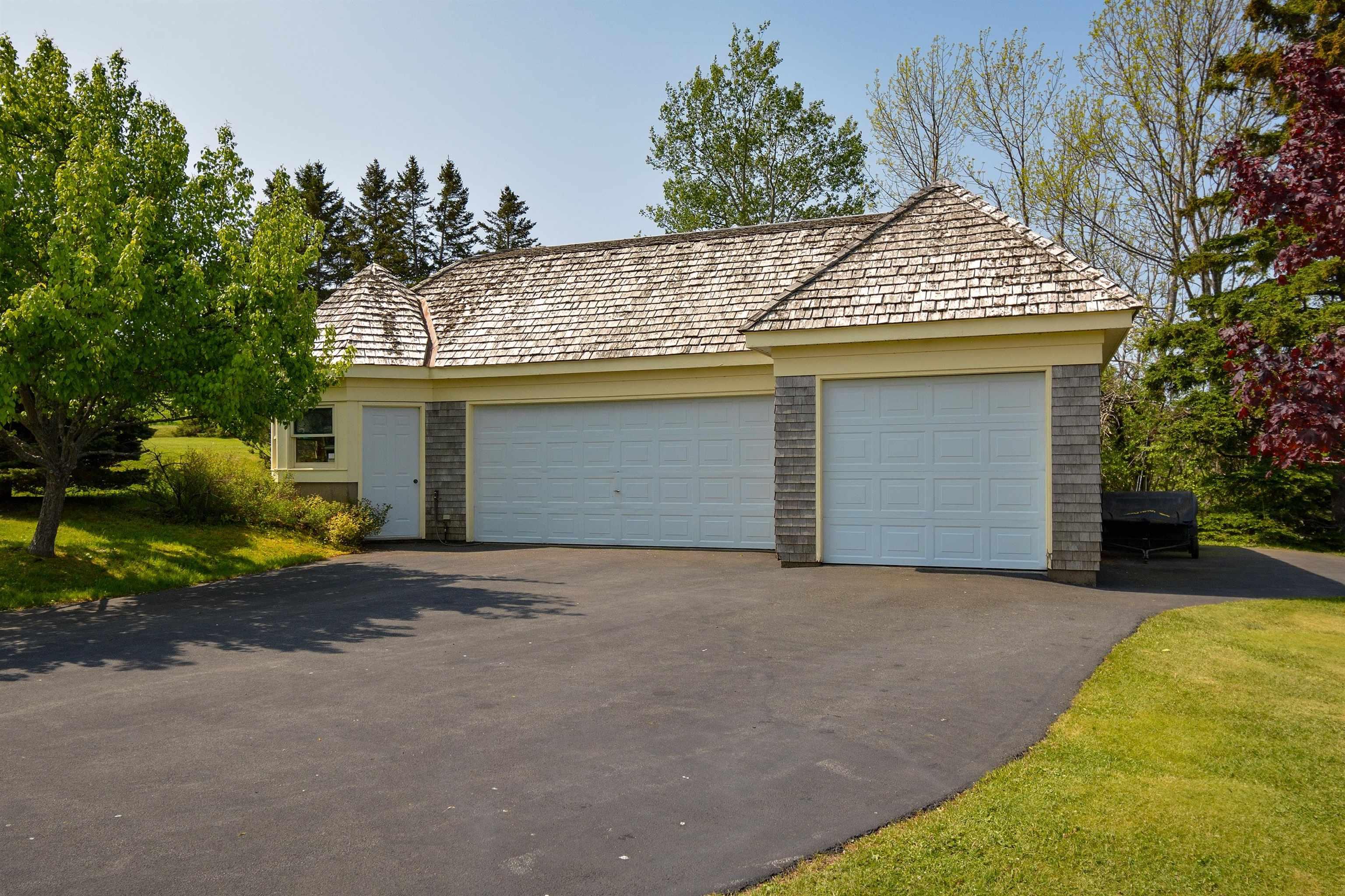 $2,900,000.00: 2641 West Bay Road, Dundee