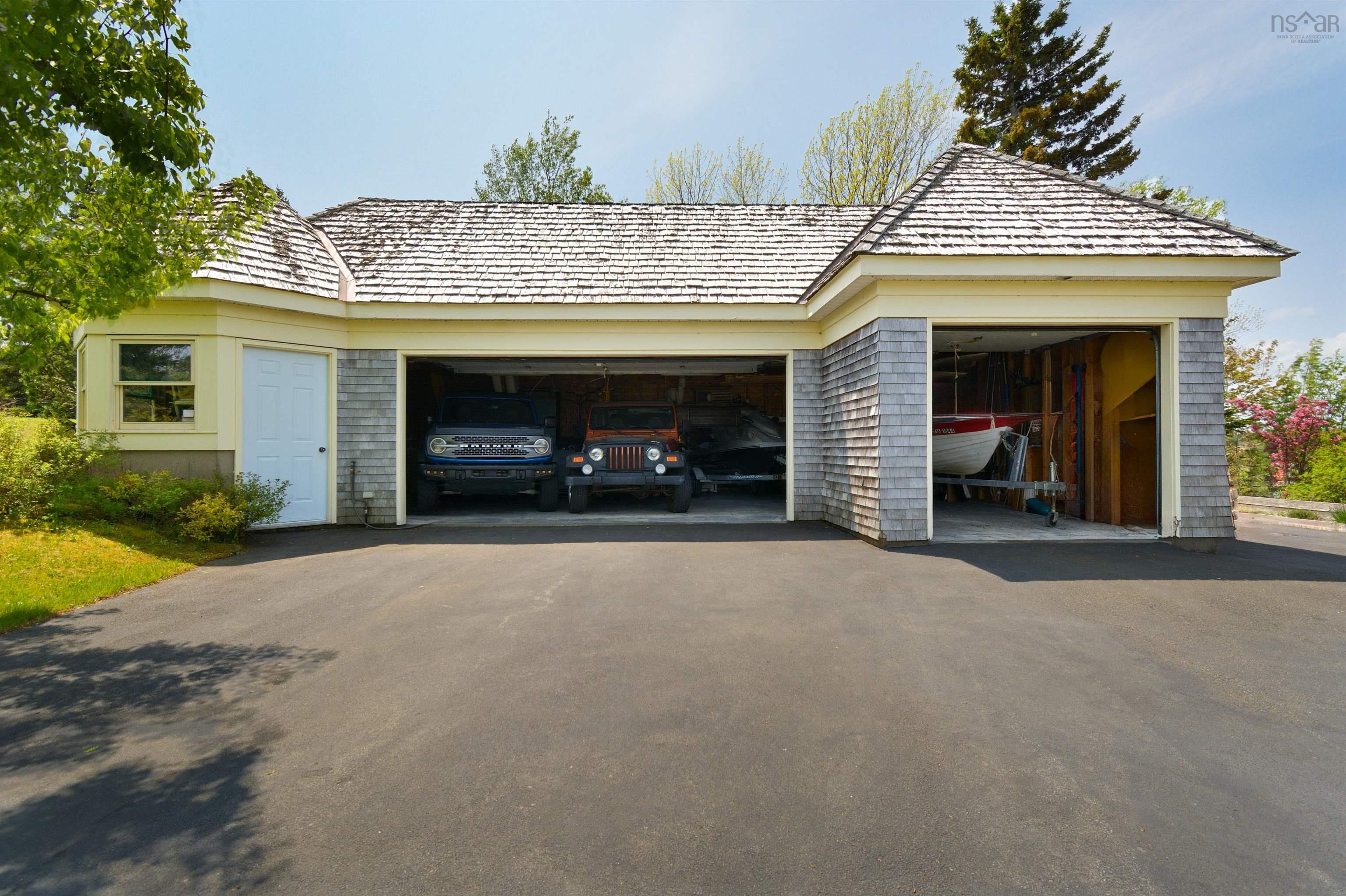 $2,900,000.00: 2641 West Bay Road, Dundee