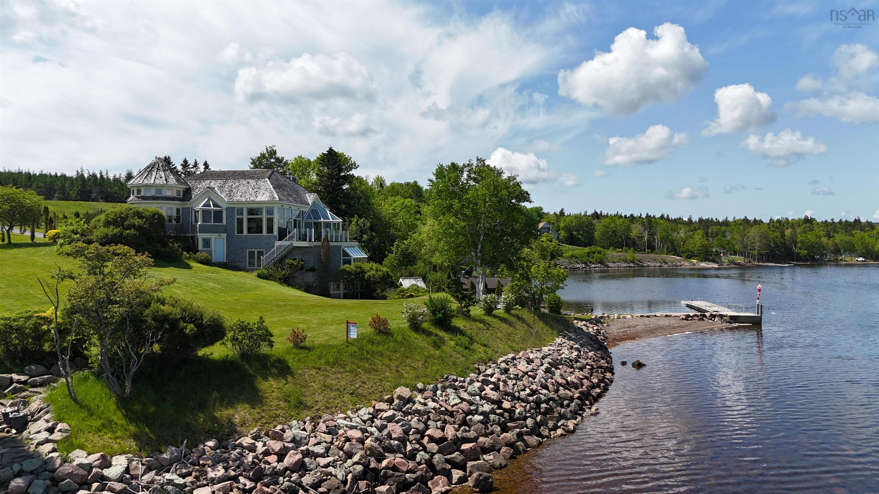 $2,900,000.00: 2641 West Bay Road, Dundee