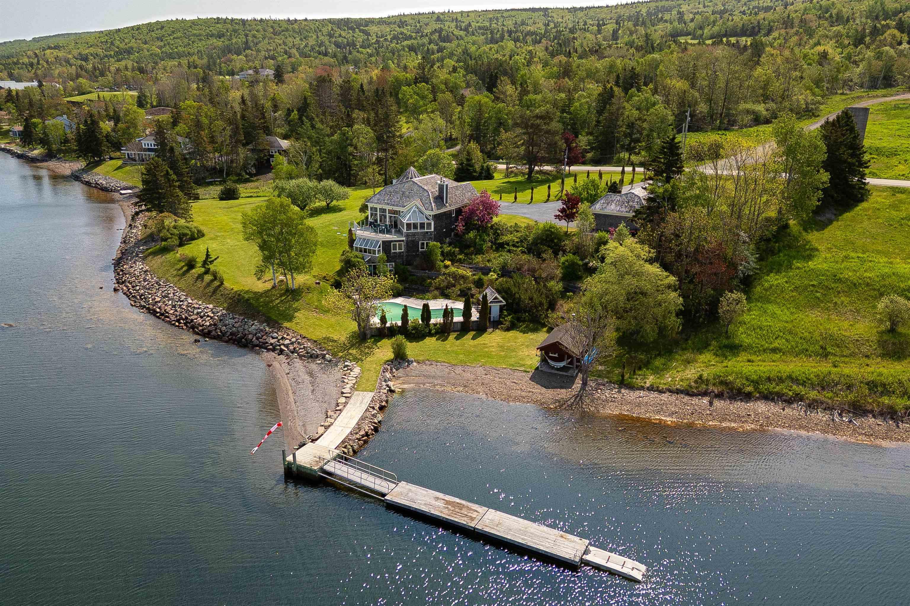 $2,900,000.00: 2641 West Bay Road, Dundee