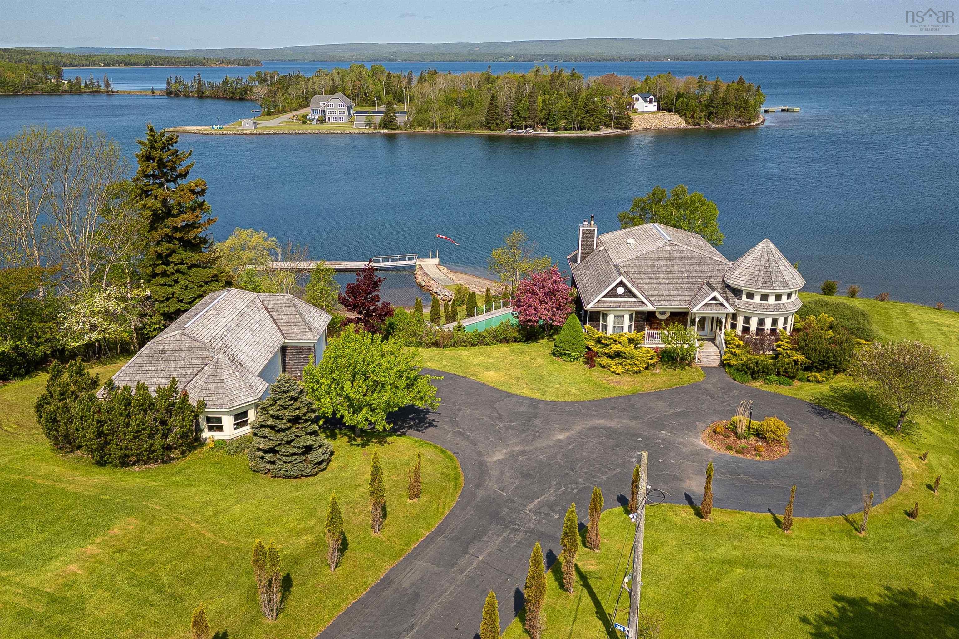 $2,900,000.00: 2641 West Bay Road, Dundee