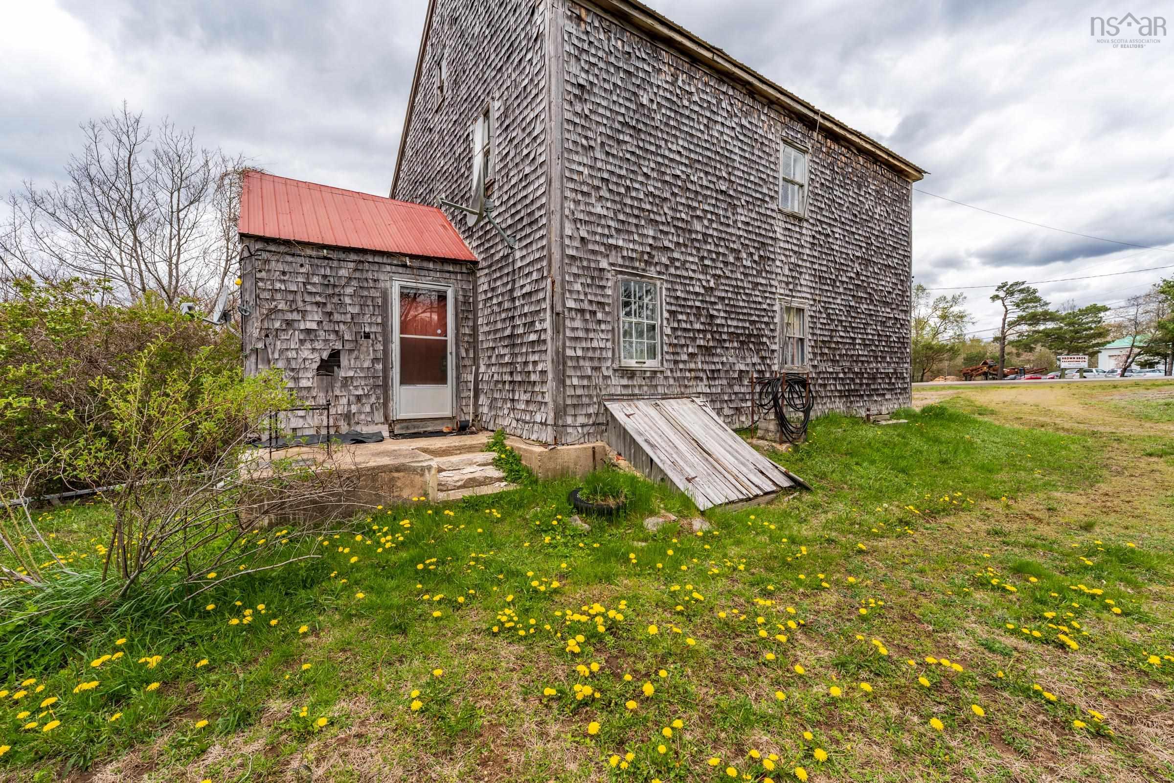 $220,000.00: 9427 Highway 8, Lequille